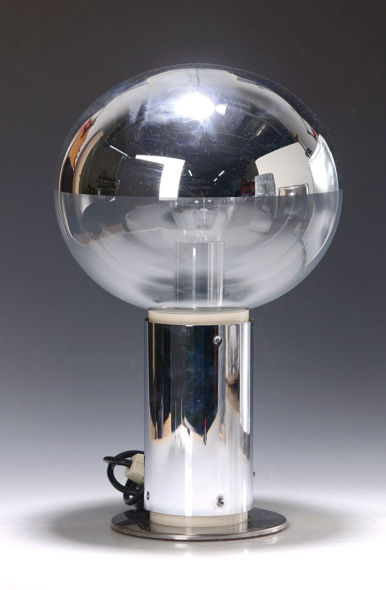Tischlampe der Space Crystal-Serie, Motoko Ishii (geb. 1938 Tokio), 1970er-Jahre, Glas und Aluminium, Glaskugel zur Hälfte verspiegelt, H. 37 cm, ...