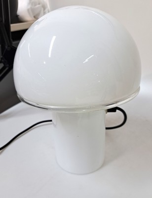 26714498a - Table lamp Onfale piccolo, Luciano Vistosi (1931-2010) for Artemide, designed in 1978, colorless, milk-white overlay, mushroom shape,age, height 26 cm, electrified
