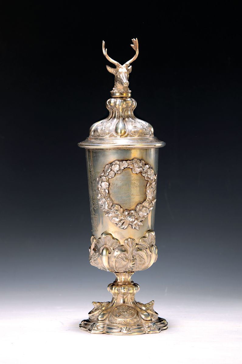 Silber Deckelpokal / Jagdpokal, Sachsen, datiert 1865, 12-lötiges Silber, graviert und gestochen, vierpassiger Fuß mit 4 Reliefmedaillen, ...