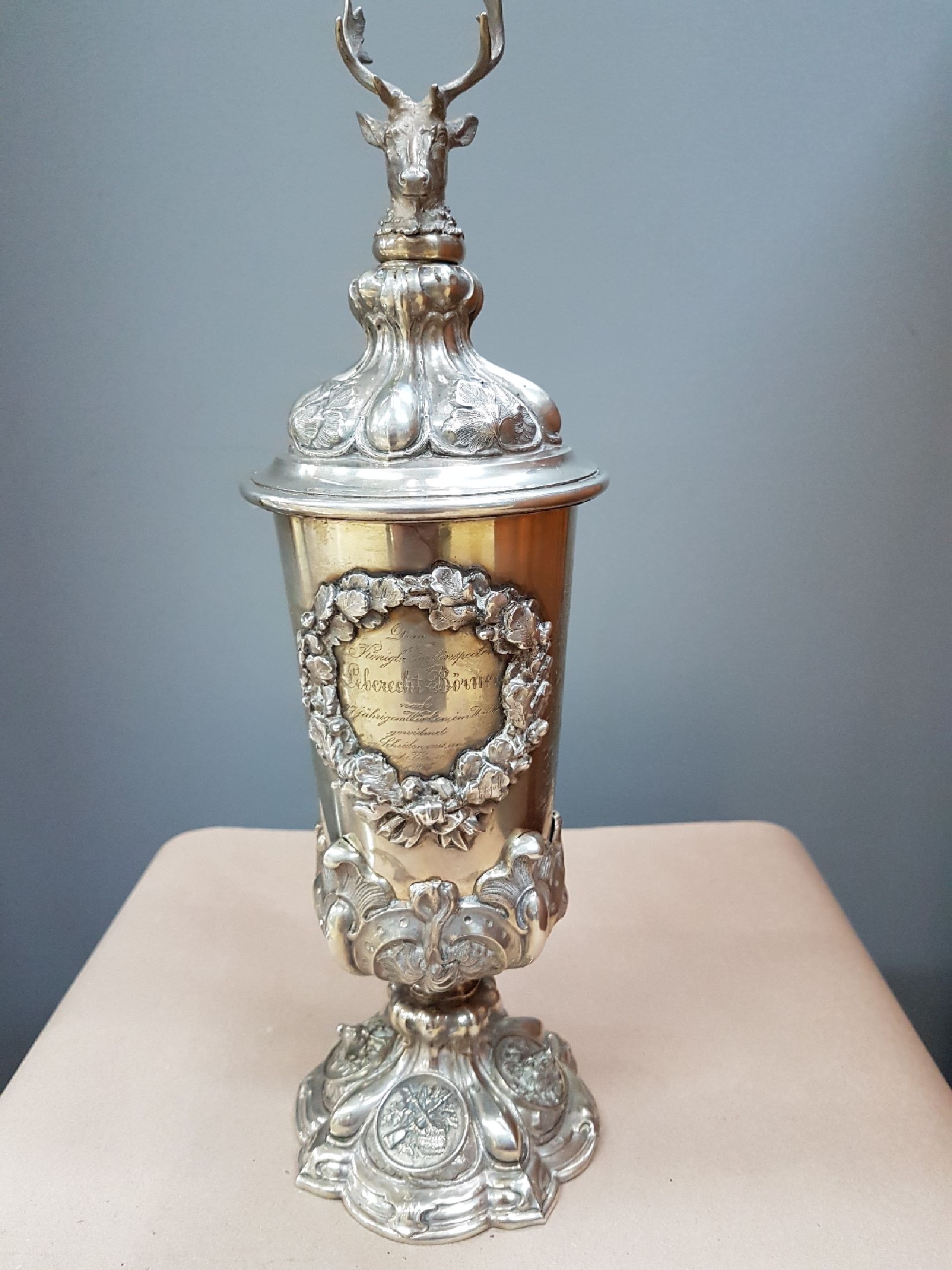 Detail a: Silber Deckelpokal / Jagdpokal, Sachsen, datiert 1865, 12-lötiges Silber, graviert und gestochen, vierpassiger Fuß mit 4 Reliefmedaillen, ...