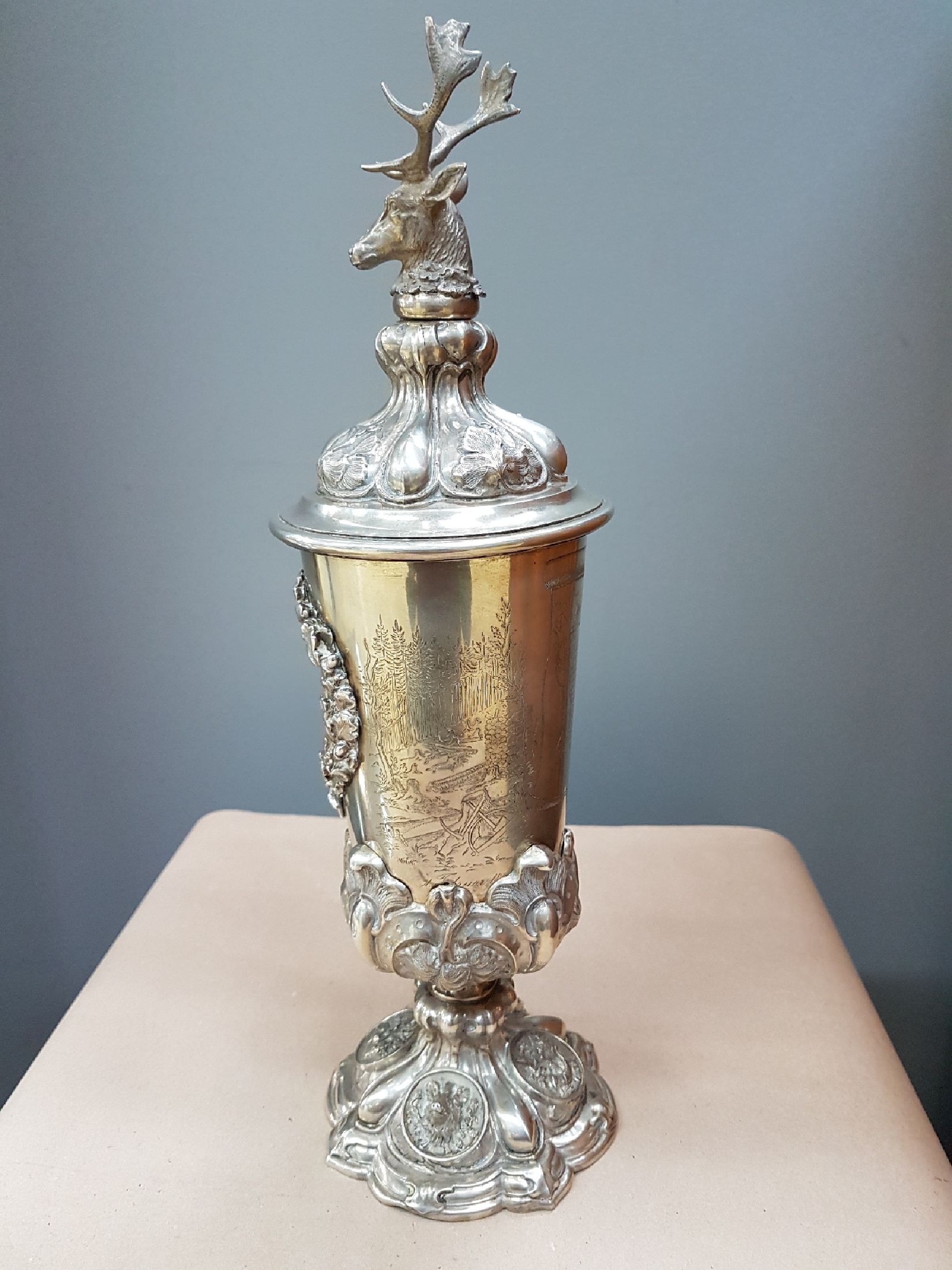 Detail b: Silber Deckelpokal / Jagdpokal, Sachsen, datiert 1865, 12-lötiges Silber, graviert und gestochen, vierpassiger Fuß mit 4 Reliefmedaillen, ...