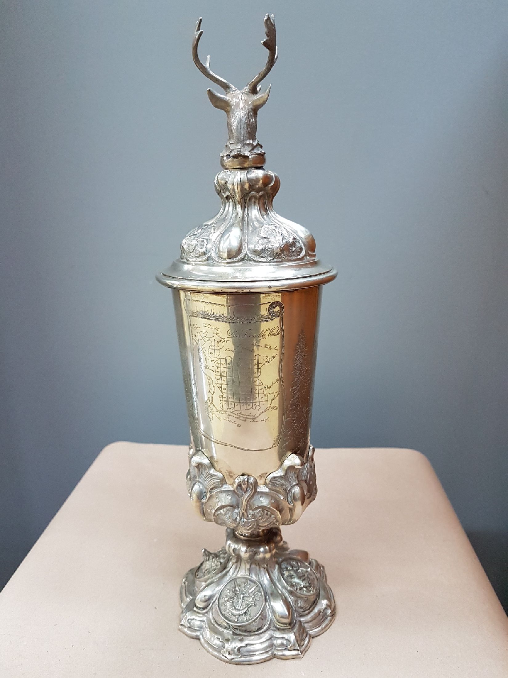 Detail c: Silber Deckelpokal / Jagdpokal, Sachsen, datiert 1865, 12-lötiges Silber, graviert und gestochen, vierpassiger Fuß mit 4 Reliefmedaillen, ...