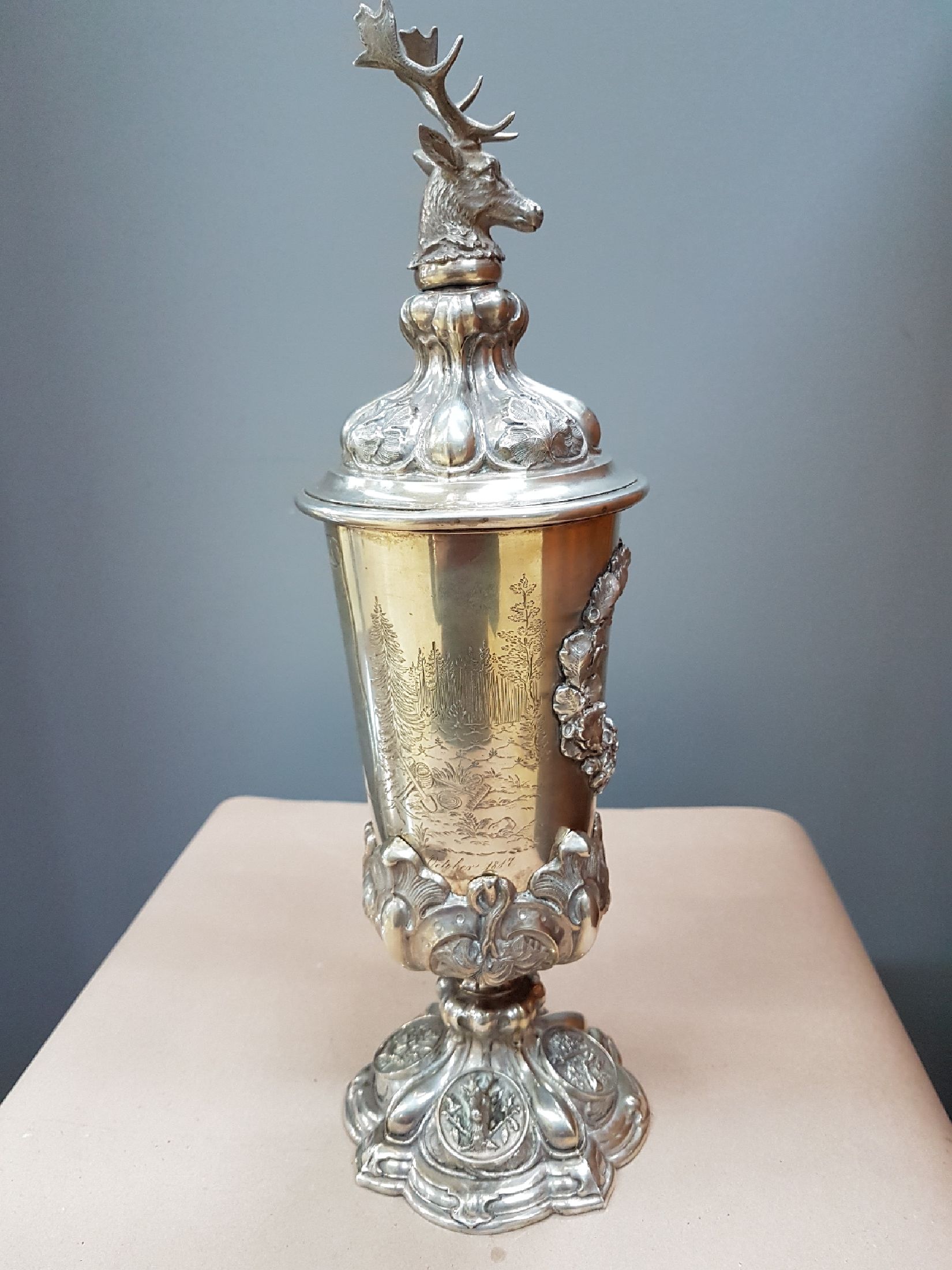 Detail d: Silber Deckelpokal / Jagdpokal, Sachsen, datiert 1865, 12-lötiges Silber, graviert und gestochen, vierpassiger Fuß mit 4 Reliefmedaillen, ...