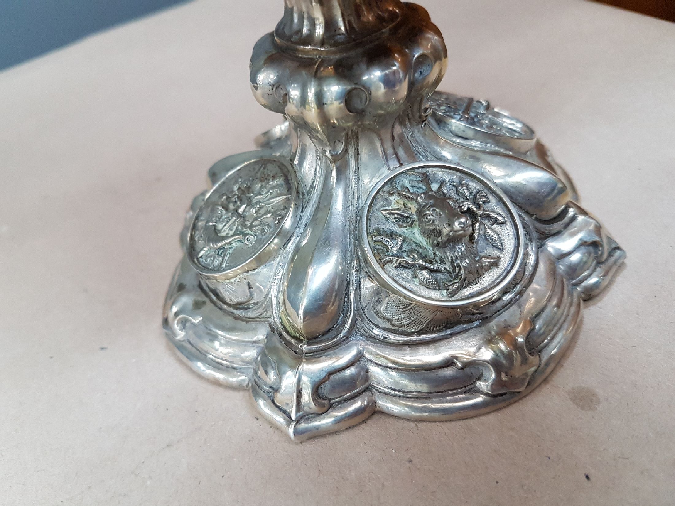Detail e: Silber Deckelpokal / Jagdpokal, Sachsen, datiert 1865, 12-lötiges Silber, graviert und gestochen, vierpassiger Fuß mit 4 Reliefmedaillen, ...