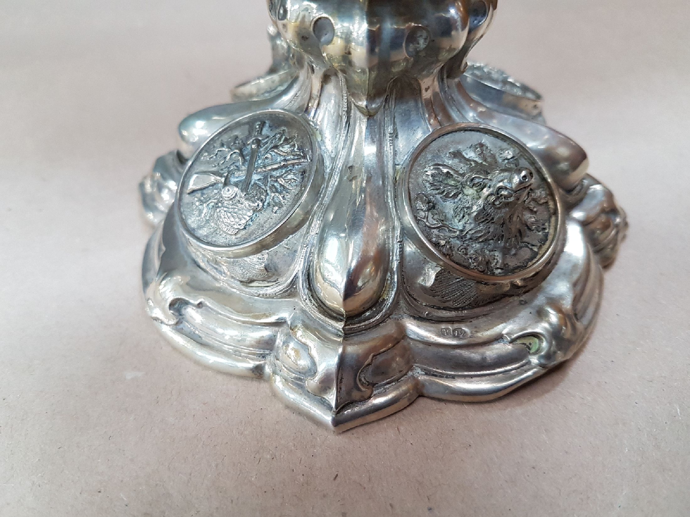 Detail f: Silber Deckelpokal / Jagdpokal, Sachsen, datiert 1865, 12-lötiges Silber, graviert und gestochen, vierpassiger Fuß mit 4 Reliefmedaillen, ...