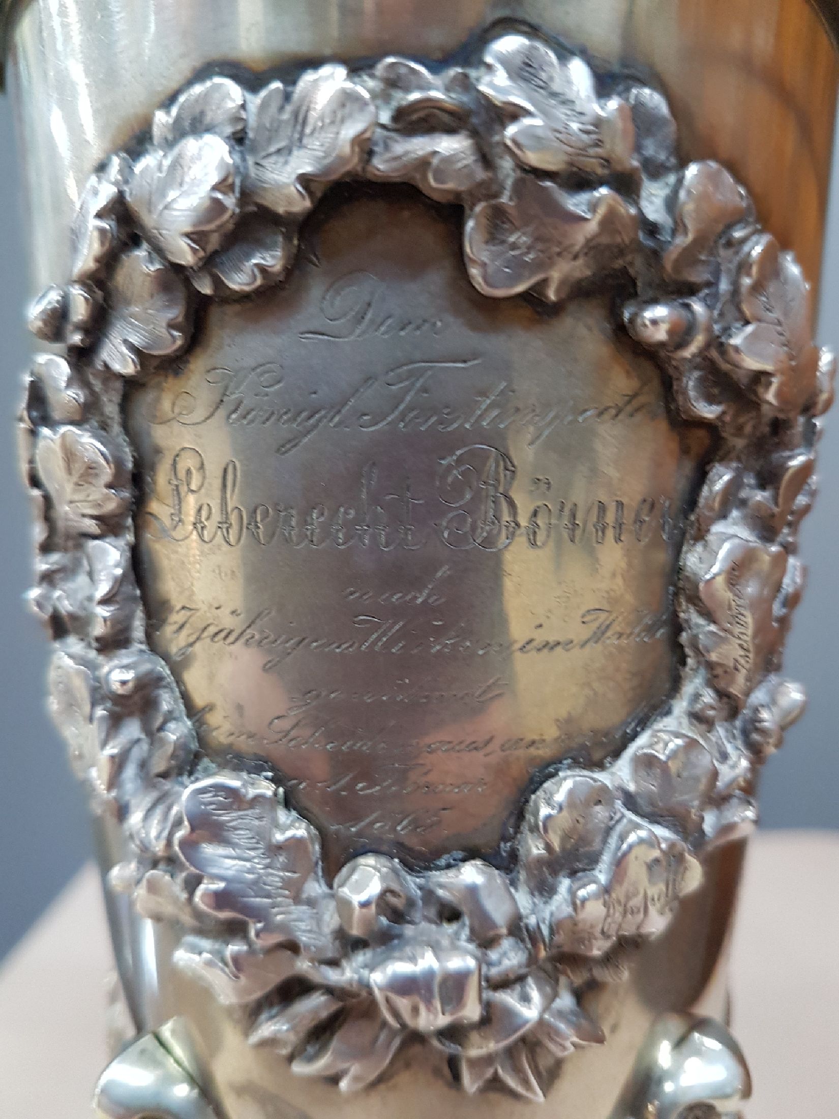 Detail g: Silber Deckelpokal / Jagdpokal, Sachsen, datiert 1865, 12-lötiges Silber, graviert und gestochen, vierpassiger Fuß mit 4 Reliefmedaillen, ...