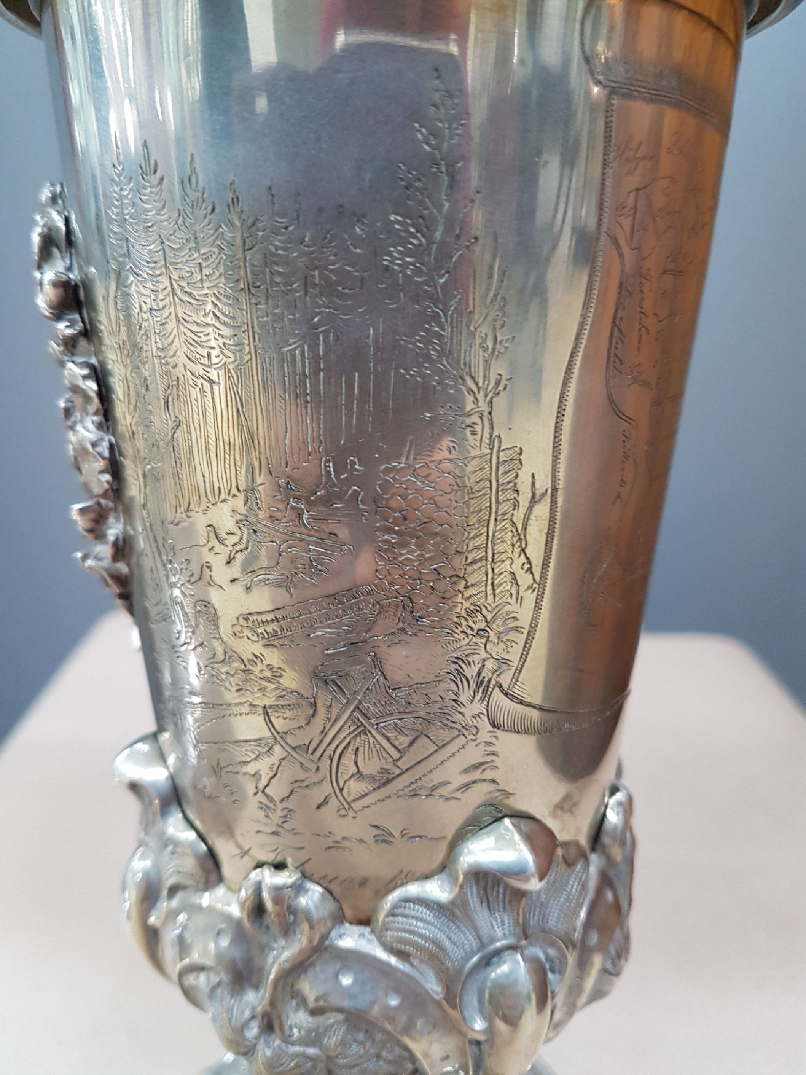 Detail h: Silber Deckelpokal / Jagdpokal, Sachsen, datiert 1865, 12-lötiges Silber, graviert und gestochen, vierpassiger Fuß mit 4 Reliefmedaillen, ...