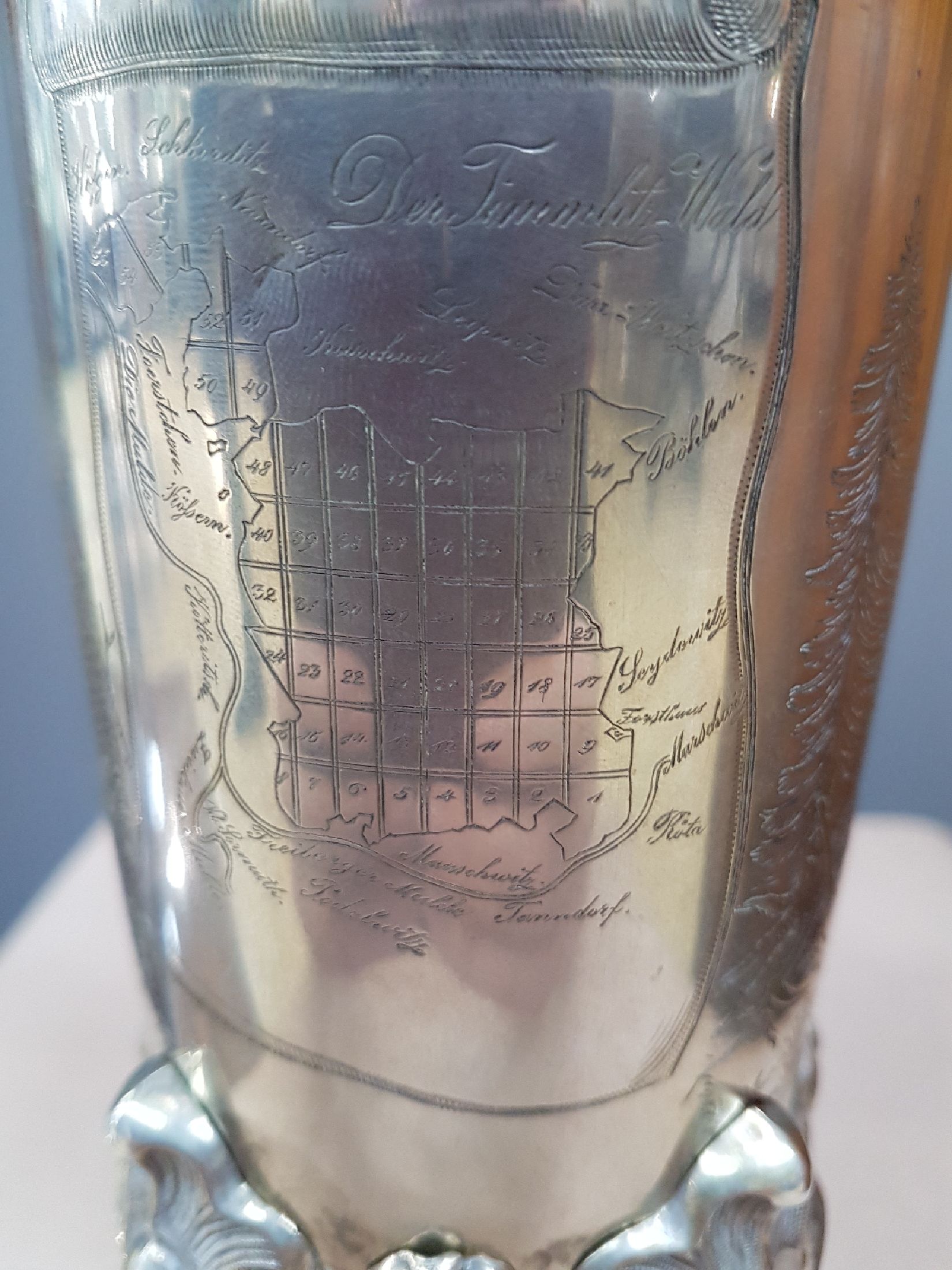 Detail i: Silber Deckelpokal / Jagdpokal, Sachsen, datiert 1865, 12-lötiges Silber, graviert und gestochen, vierpassiger Fuß mit 4 Reliefmedaillen, ...