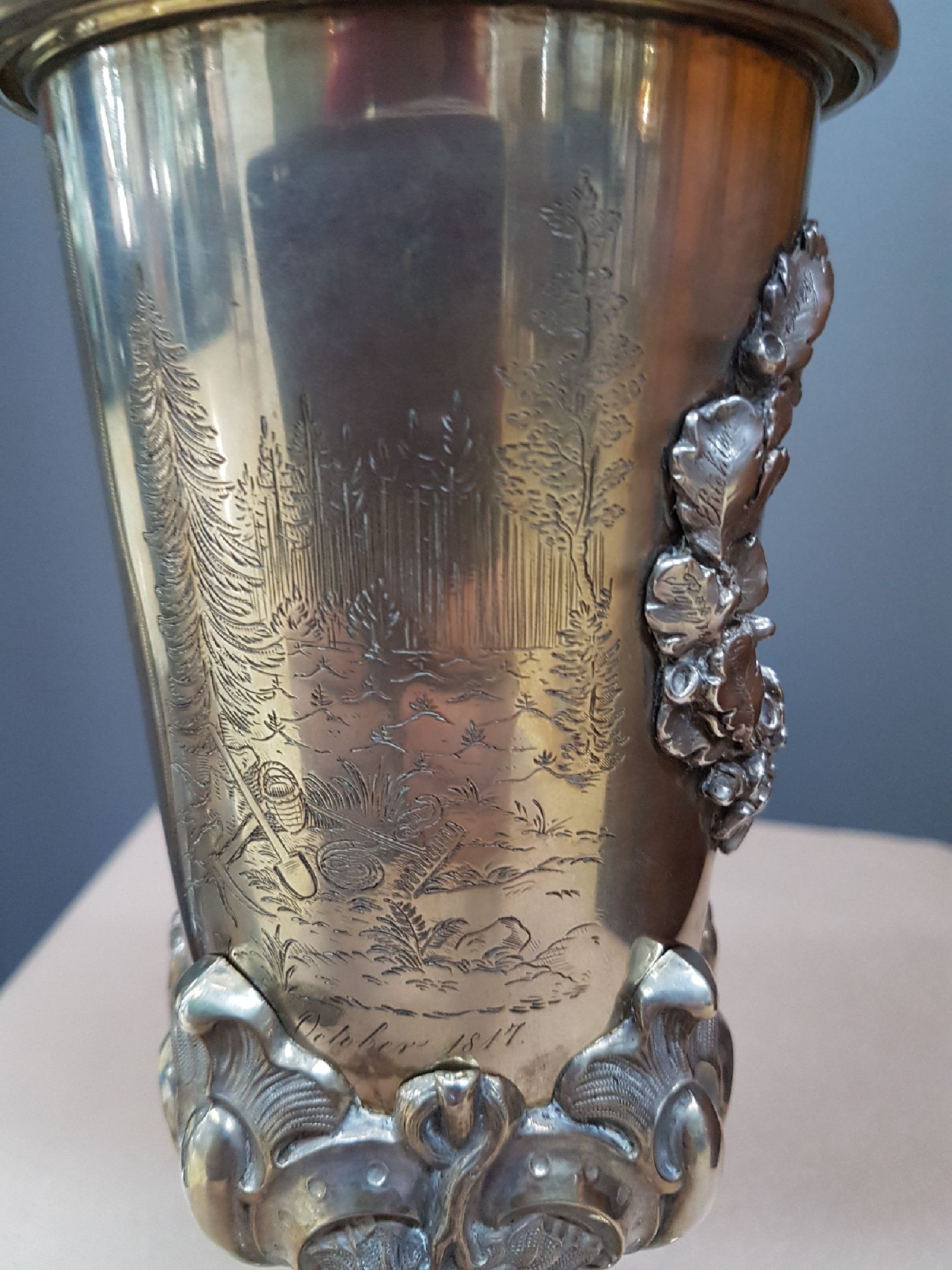 Detail j: Silber Deckelpokal / Jagdpokal, Sachsen, datiert 1865, 12-lötiges Silber, graviert und gestochen, vierpassiger Fuß mit 4 Reliefmedaillen, ...