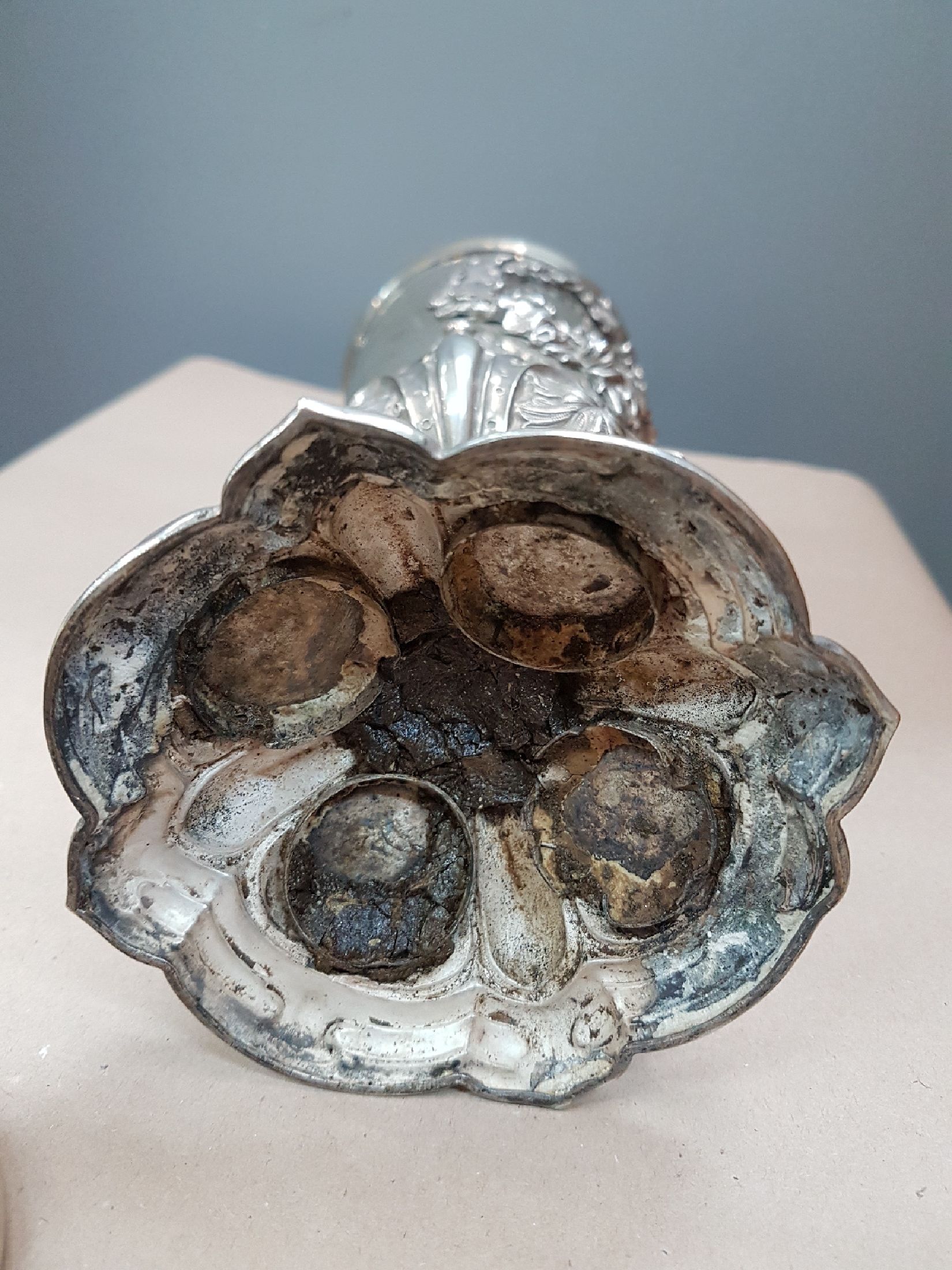 Detail l: Silber Deckelpokal / Jagdpokal, Sachsen, datiert 1865, 12-lötiges Silber, graviert und gestochen, vierpassiger Fuß mit 4 Reliefmedaillen, ...