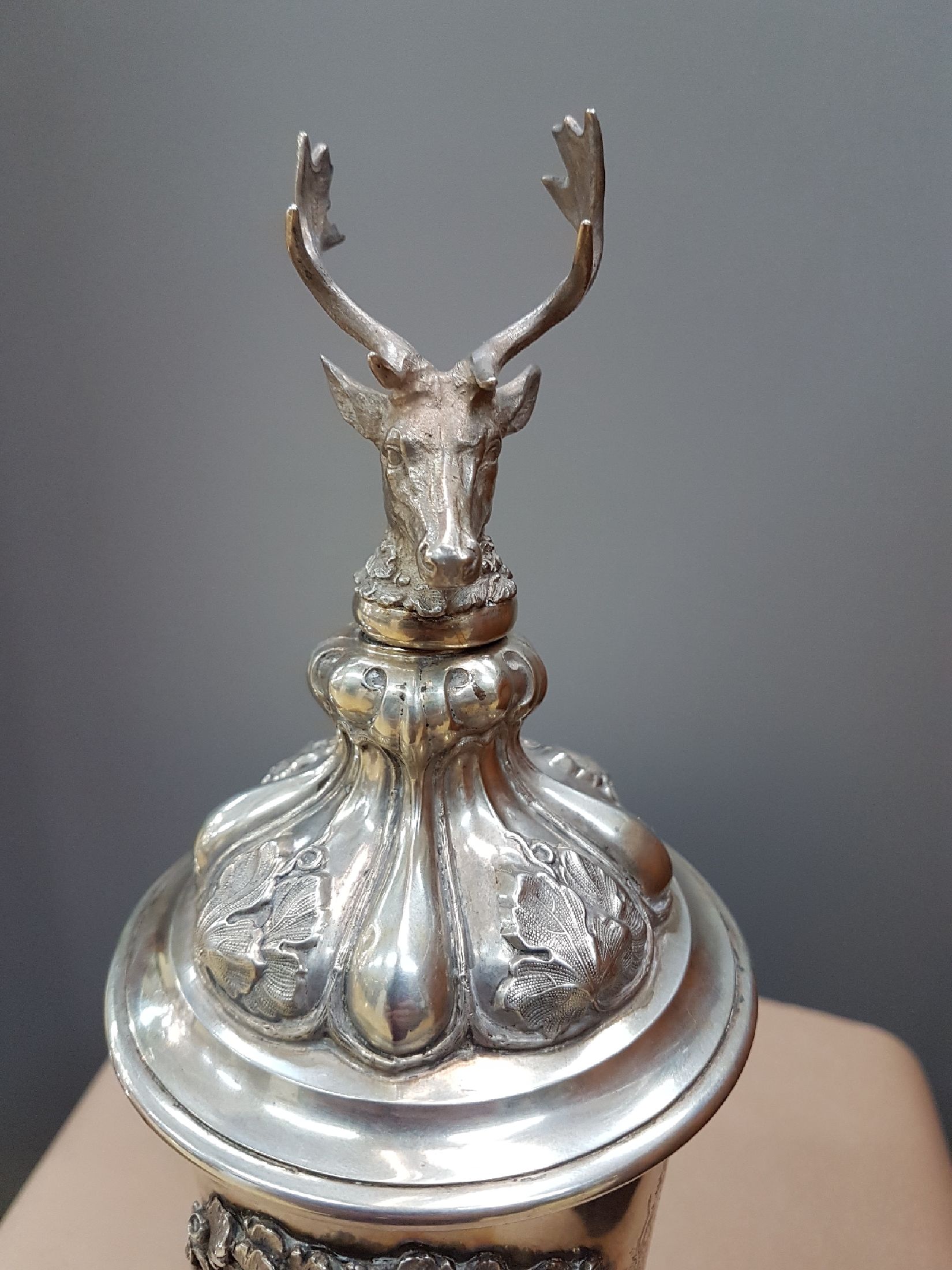 Detail o: Silber Deckelpokal / Jagdpokal, Sachsen, datiert 1865, 12-lötiges Silber, graviert und gestochen, vierpassiger Fuß mit 4 Reliefmedaillen, ...