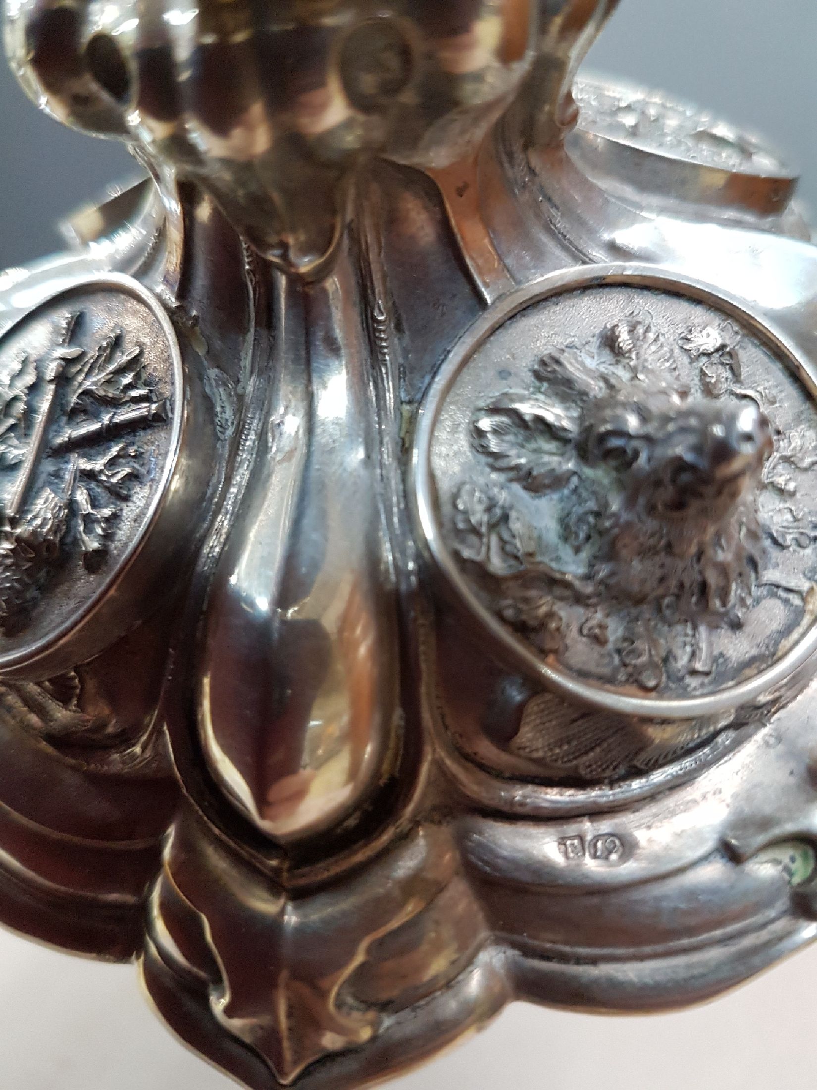 Detail p: Silber Deckelpokal / Jagdpokal, Sachsen, datiert 1865, 12-lötiges Silber, graviert und gestochen, vierpassiger Fuß mit 4 Reliefmedaillen, ...