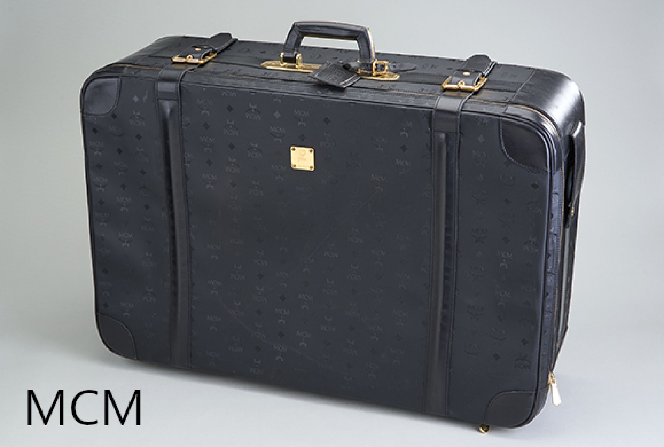 Koffer MCM, schwarzes Monogramm Canvas, auf 4 Rollen, Monturen Metall verg., innen schwarzer Stoff, Adressanhänger, ca. 75 x 50 x23 cm, stärkere ...