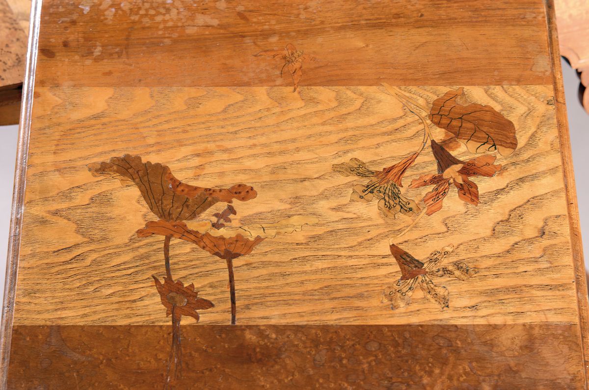 Detail a: Vier Satztische, Frankreich, um 1900, Jugendstil, Platten unterschiedlich intarsiert mit Blumen, Vögel und Insekten in verschiedenen Edelhölzern, ...