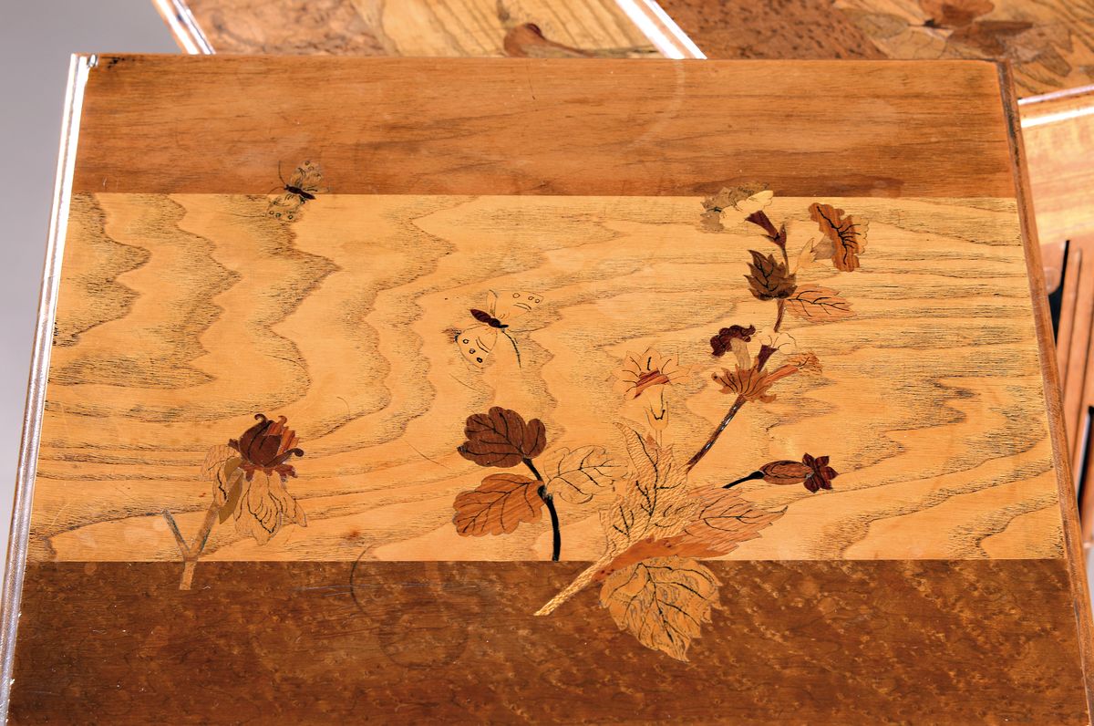 Detail b: Vier Satztische, Frankreich, um 1900, Jugendstil, Platten unterschiedlich intarsiert mit Blumen, Vögel und Insekten in verschiedenen Edelhölzern, ...
