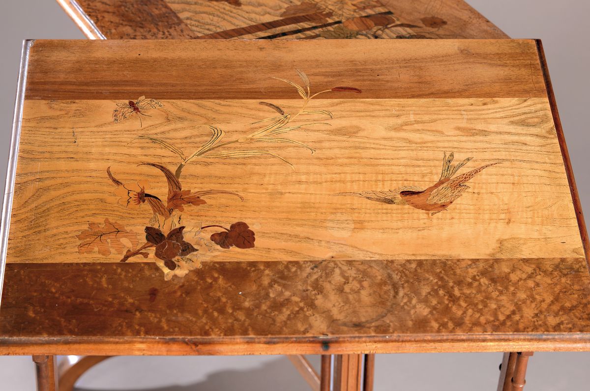 Detail c: Vier Satztische, Frankreich, um 1900, Jugendstil, Platten unterschiedlich intarsiert mit Blumen, Vögel und Insekten in verschiedenen Edelhölzern, ...