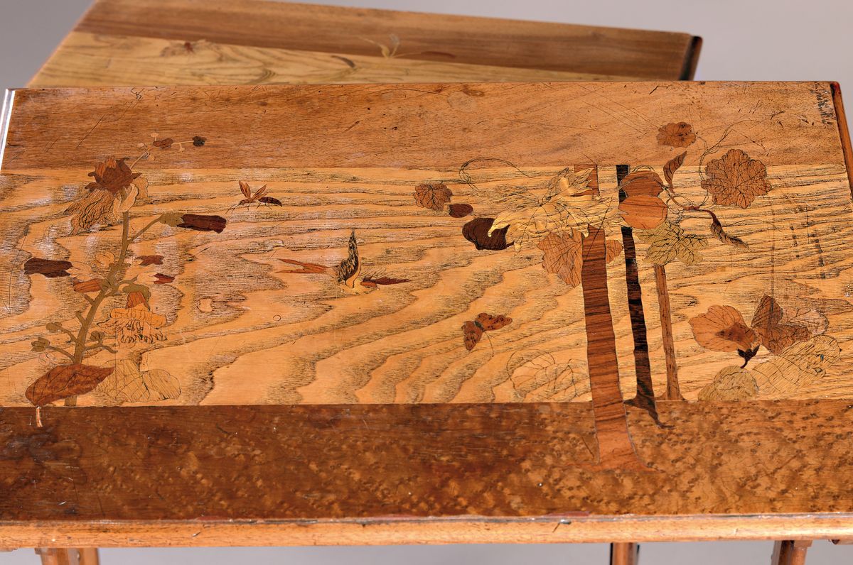 Detail d: Vier Satztische, Frankreich, um 1900, Jugendstil, Platten unterschiedlich intarsiert mit Blumen, Vögel und Insekten in verschiedenen Edelhölzern, ...