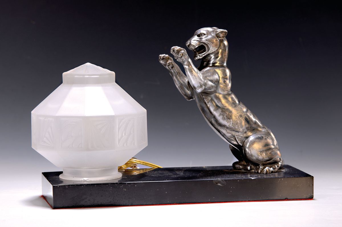 Art-Deco Tischlampe, Frankreich, um 1930, Marmorsockel, vollplastische Figur eines aufspringenden Panthers, sign. Perrina, Metallguß, Schirm aus der ...
