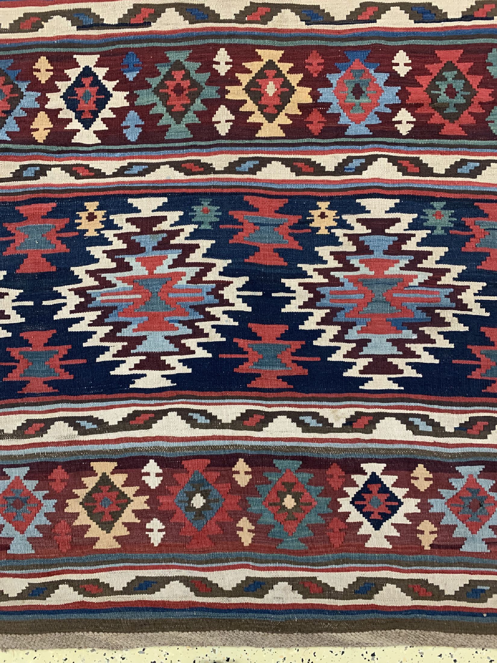 Detail b: Schirwan Kelim antik, Kaukasus, um 1900, Wolle auf Wolle, ca. 412 x 207 cm, EHZ: 3-4