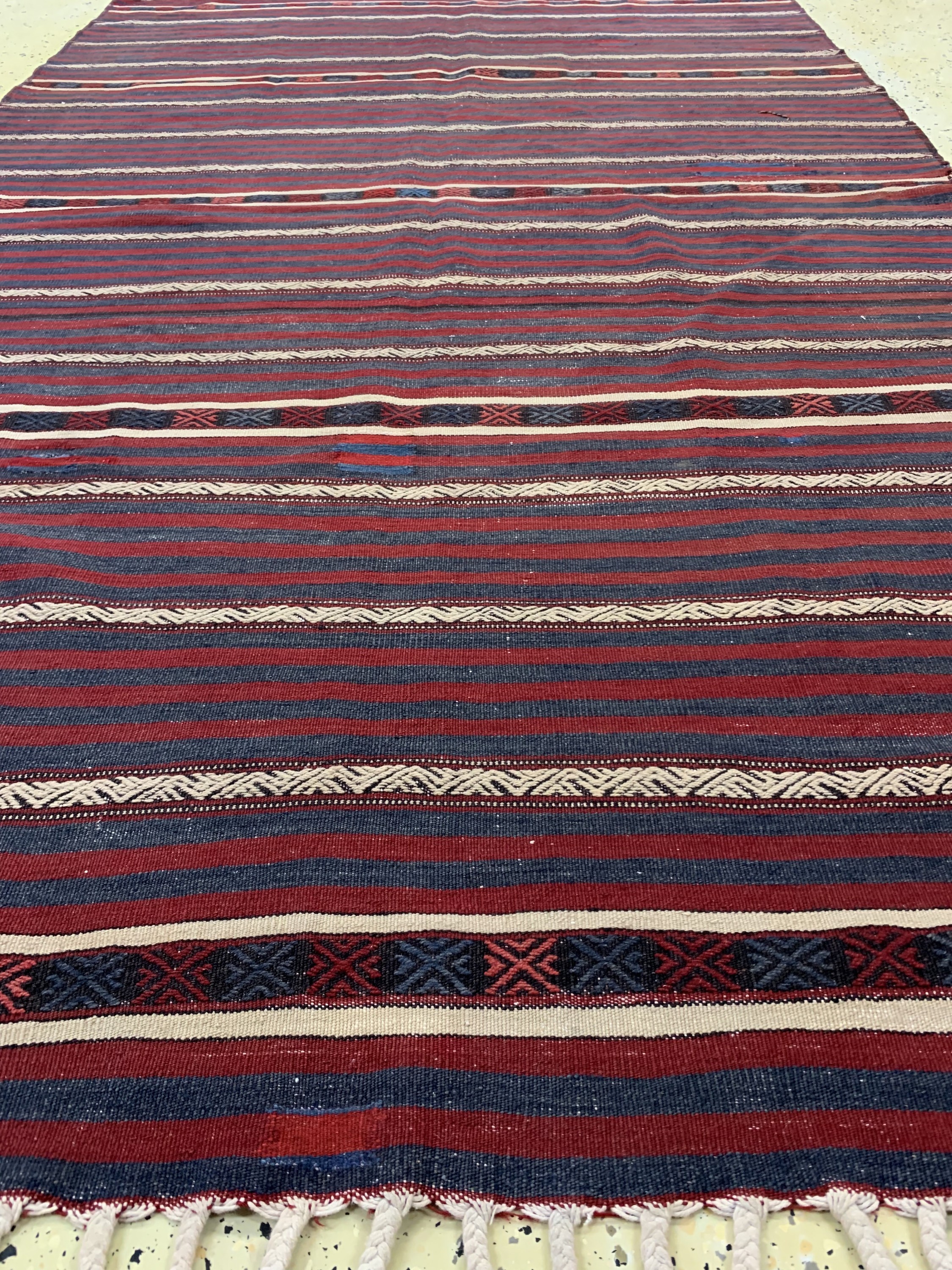 Detail c: Anatol Kelim alt, Türkei, um 1920, Wolle auf Wolle, ca. 244 x 154 cm, EHZ: 2(restauriert)