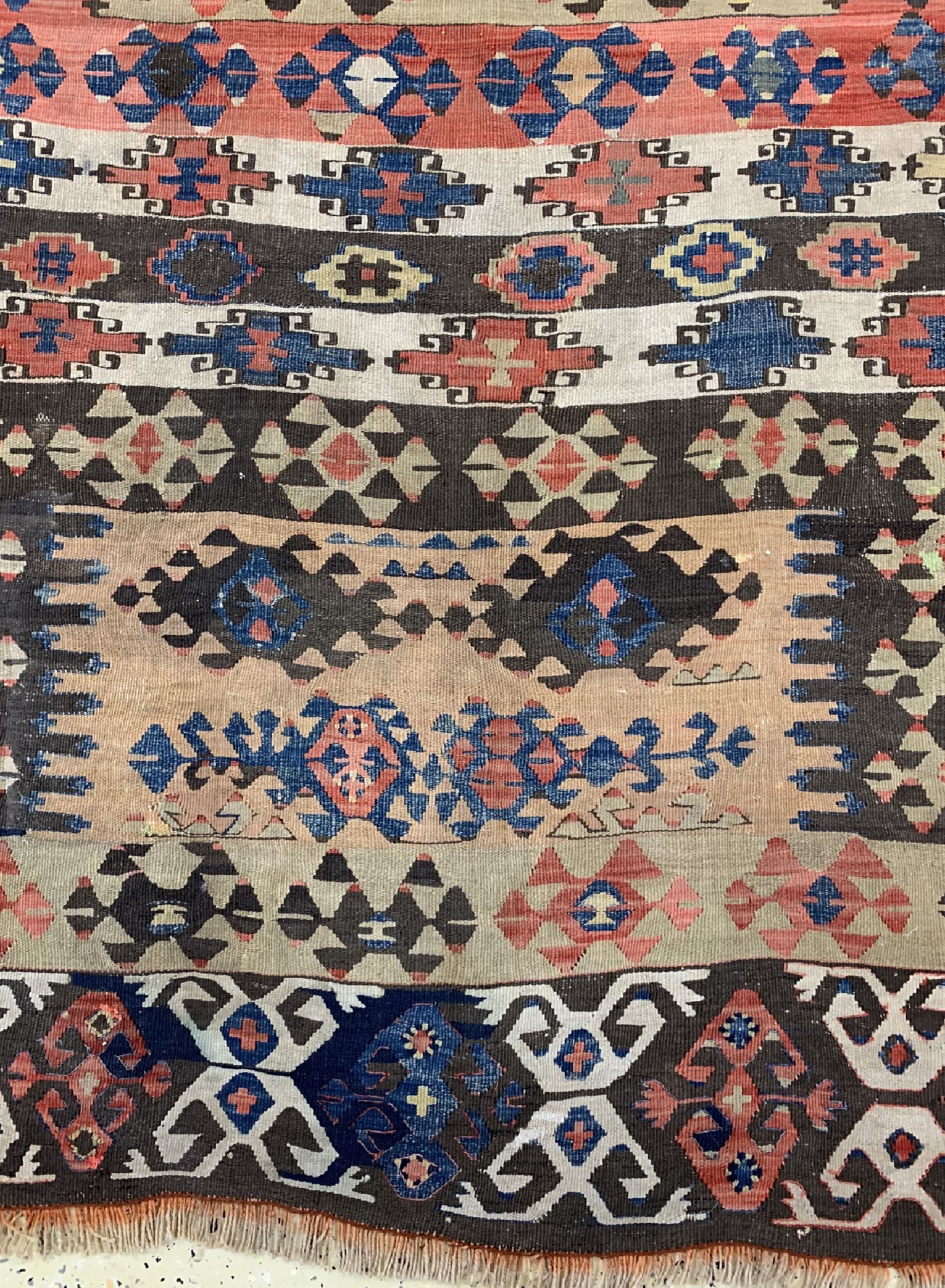Detail b: Konya Kelim antik, Türkei, 19.Jhd, Wolle auf Wolle, ca. 340 x 178 cm, EHZ: 2(paar kleine Restaurierungen).