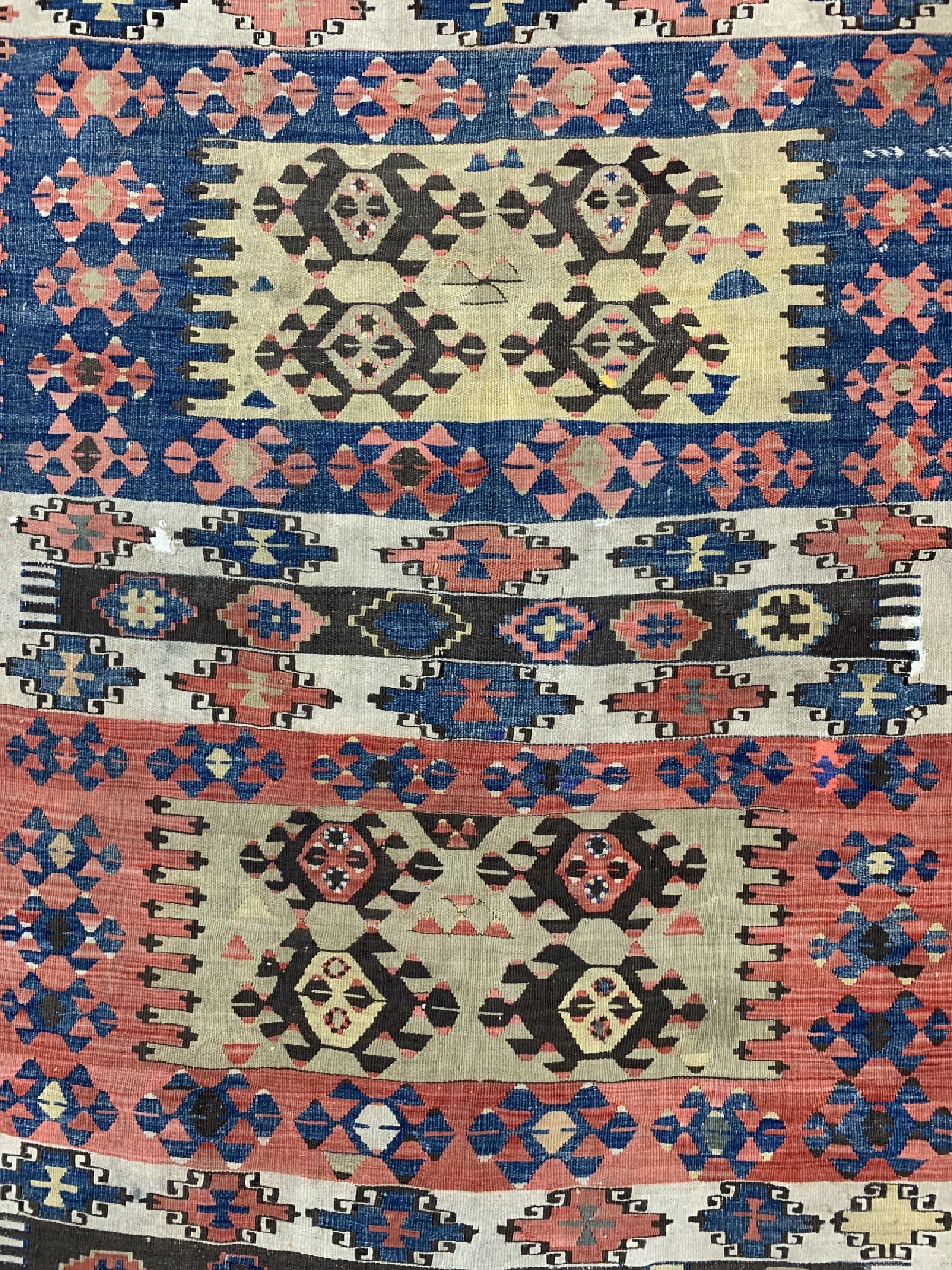 Detail c: Konya Kelim antik, Türkei, 19.Jhd, Wolle auf Wolle, ca. 340 x 178 cm, EHZ: 2(paar kleine Restaurierungen).