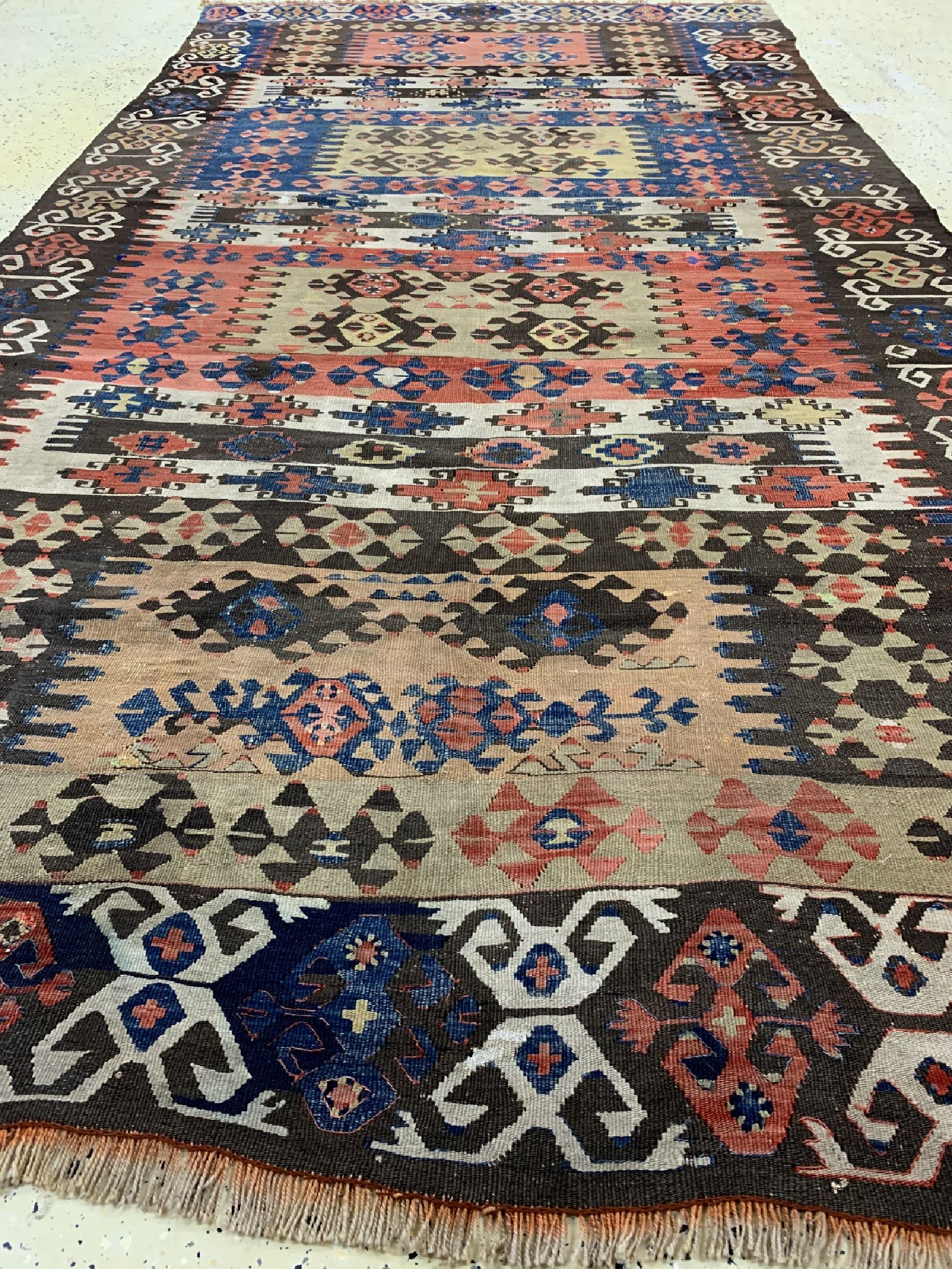Detail e: Konya Kelim antik, Türkei, 19.Jhd, Wolle auf Wolle, ca. 340 x 178 cm, EHZ: 2(paar kleine Restaurierungen).