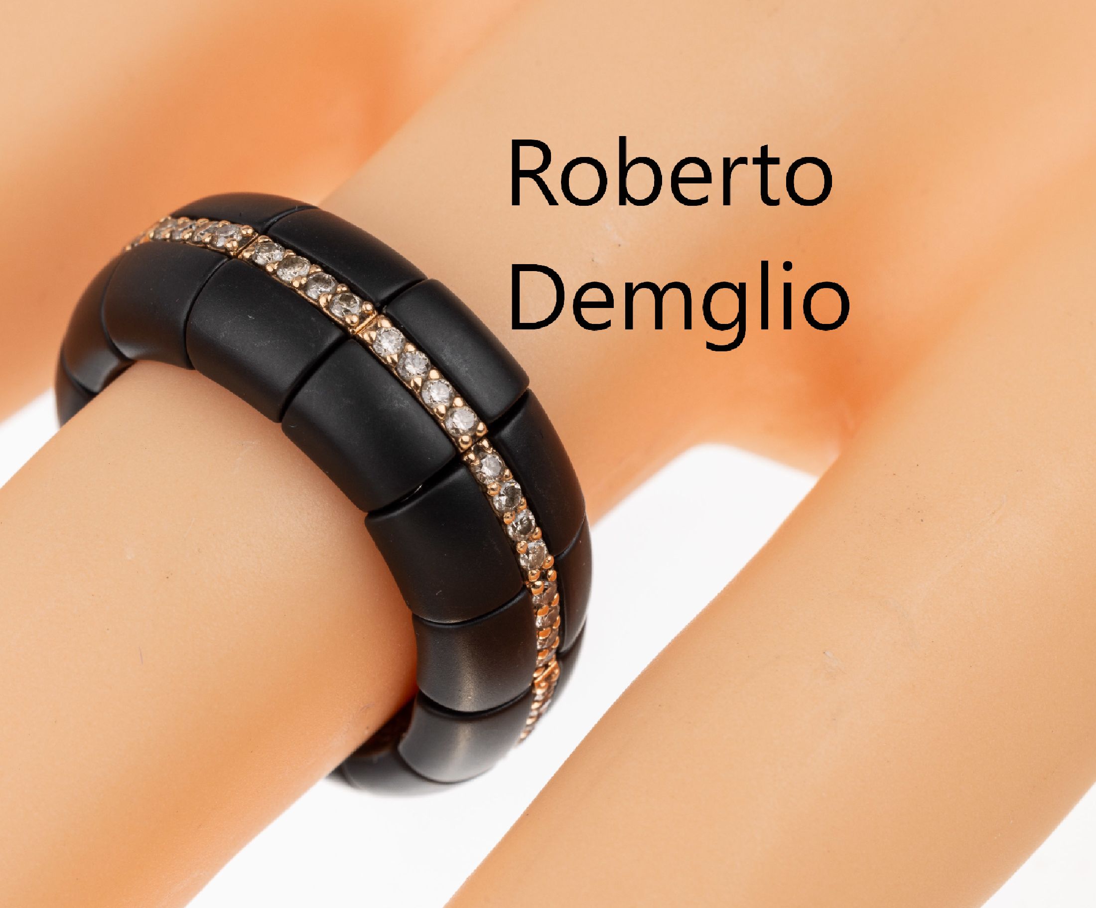 ROBERTO DEMGLIO Keramik-Designer-Brillant -Ring, schwarze Keramikelemente, sat., flexibel gefaßt, mittig mit einem Inlay aus GG 750/000 mit je 4 ...