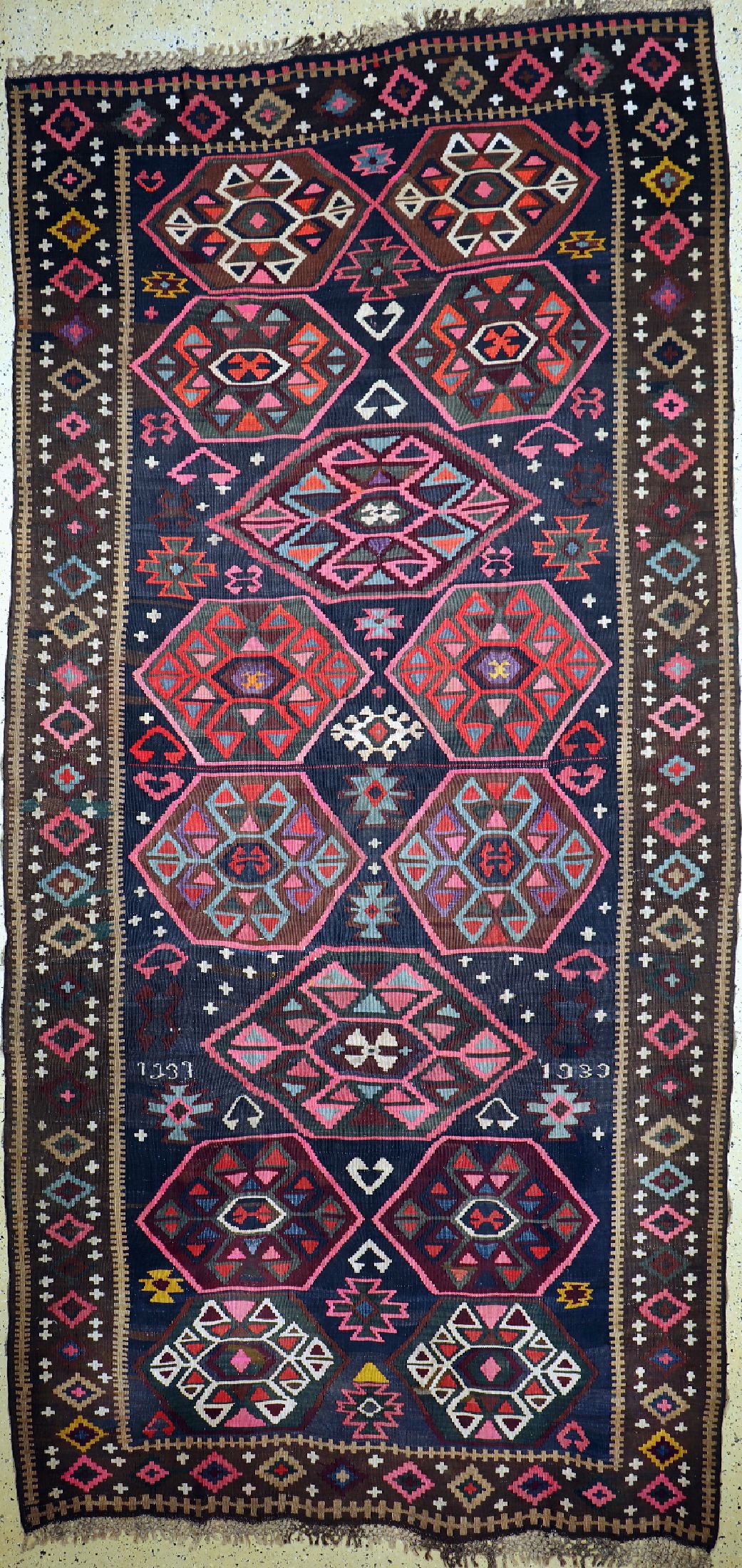 Van Kelim alt, Türkei, datiert 1939 , Wolle auf Wolle, ca. 400 x 192 cm, EHZ: 2 (alte Restaurierungen).