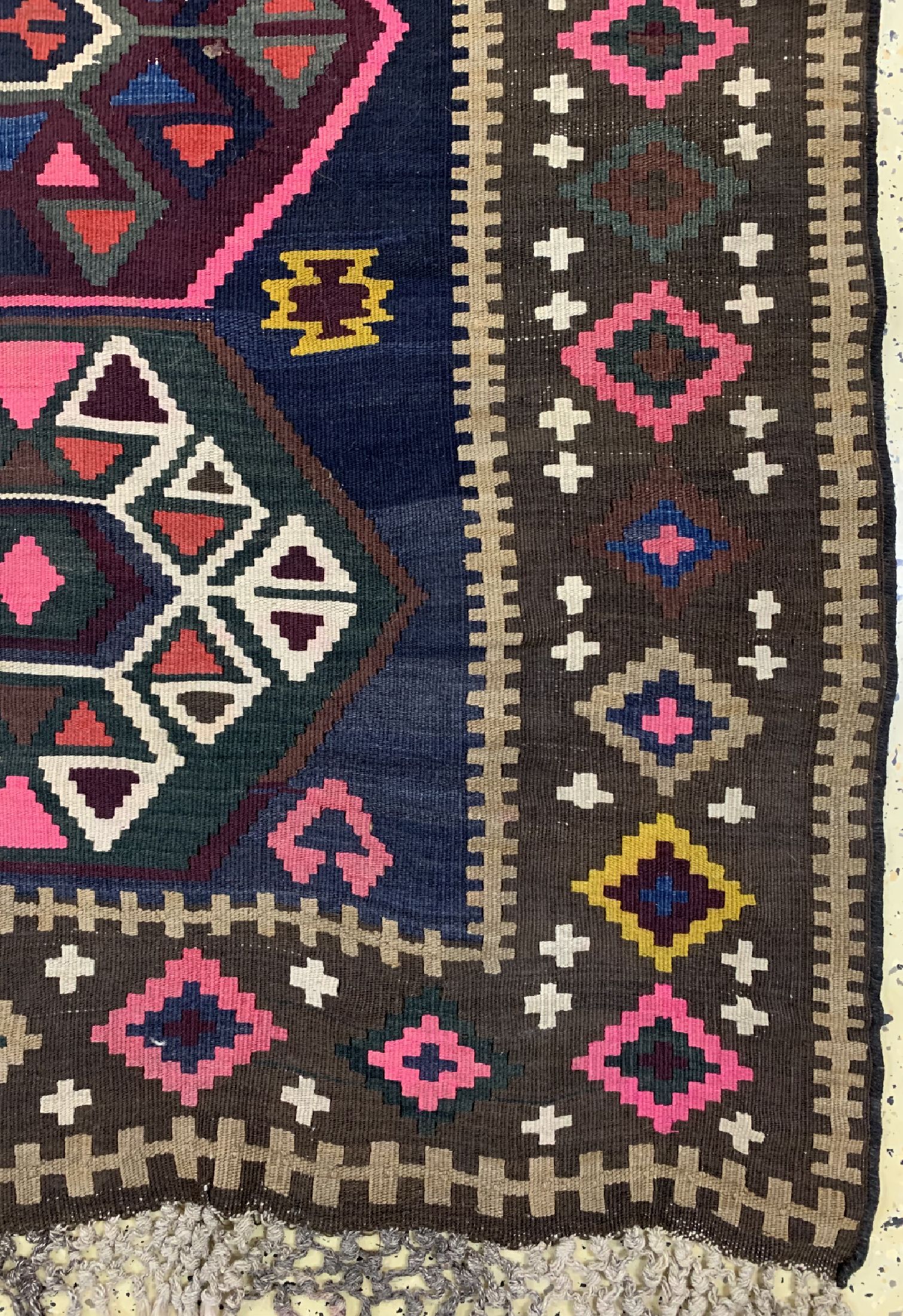 Detail a: Van Kelim alt, Türkei, datiert 1939 , Wolle auf Wolle, ca. 400 x 192 cm, EHZ: 2 (alte Restaurierungen).