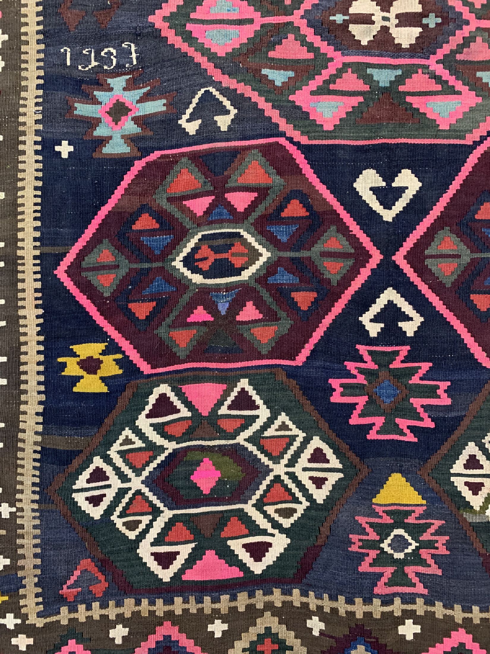 Detail b: Van Kelim alt, Türkei, datiert 1939 , Wolle auf Wolle, ca. 400 x 192 cm, EHZ: 2 (alte Restaurierungen).