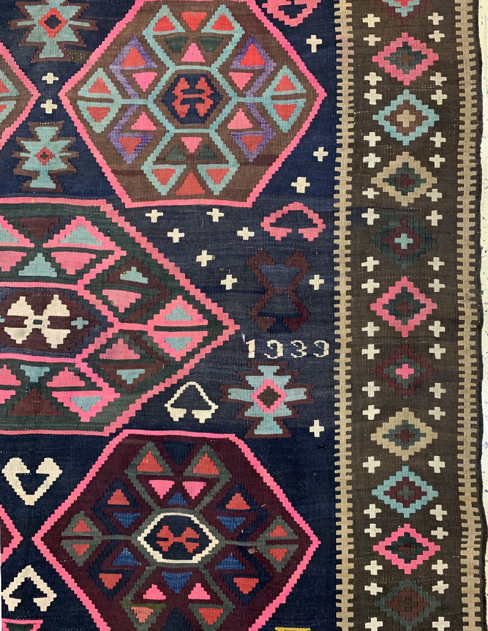 Detail c: Van Kelim alt, Türkei, datiert 1939 , Wolle auf Wolle, ca. 400 x 192 cm, EHZ: 2 (alte Restaurierungen).
