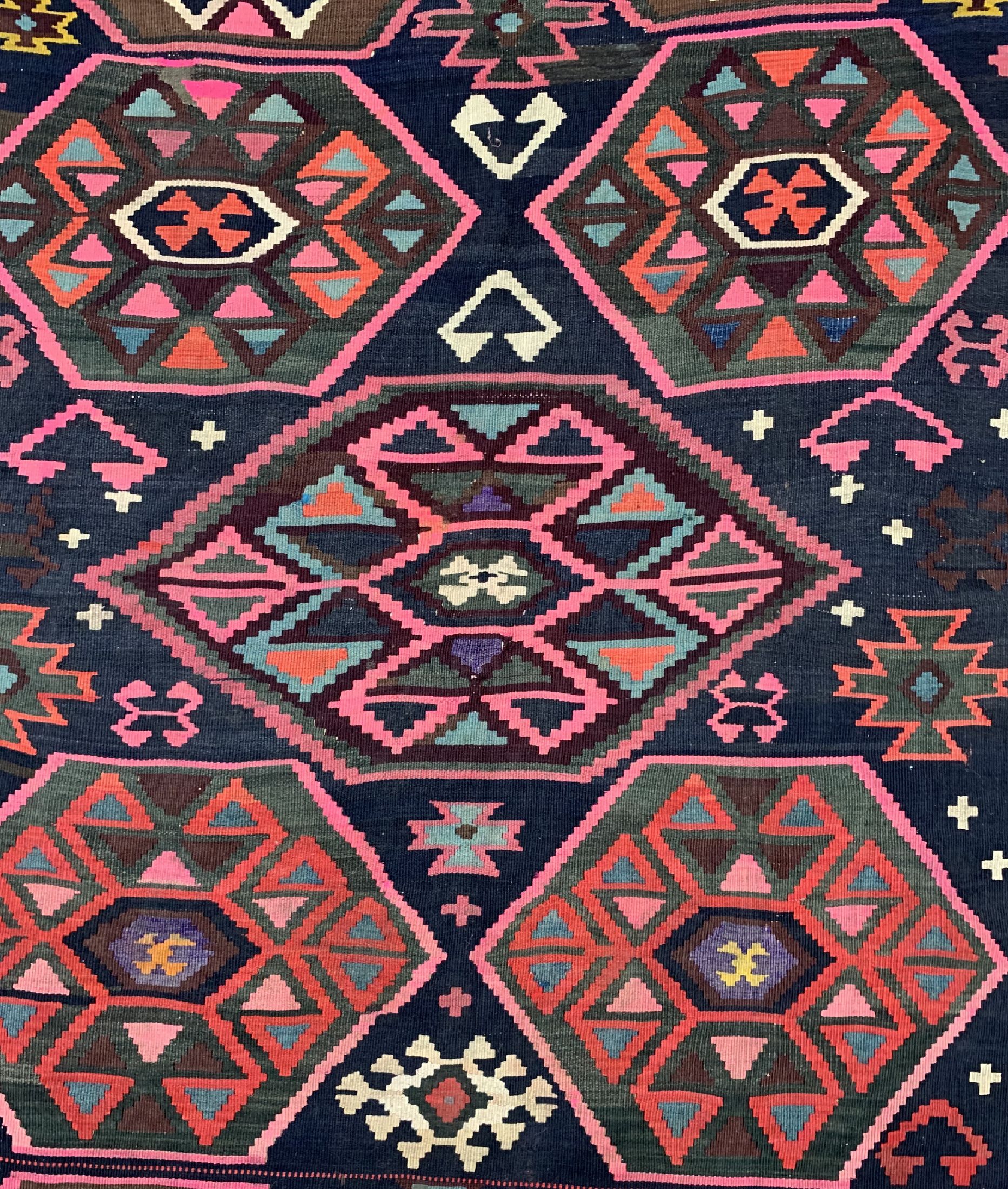 Detail d: Van Kelim alt, Türkei, datiert 1939 , Wolle auf Wolle, ca. 400 x 192 cm, EHZ: 2 (alte Restaurierungen).