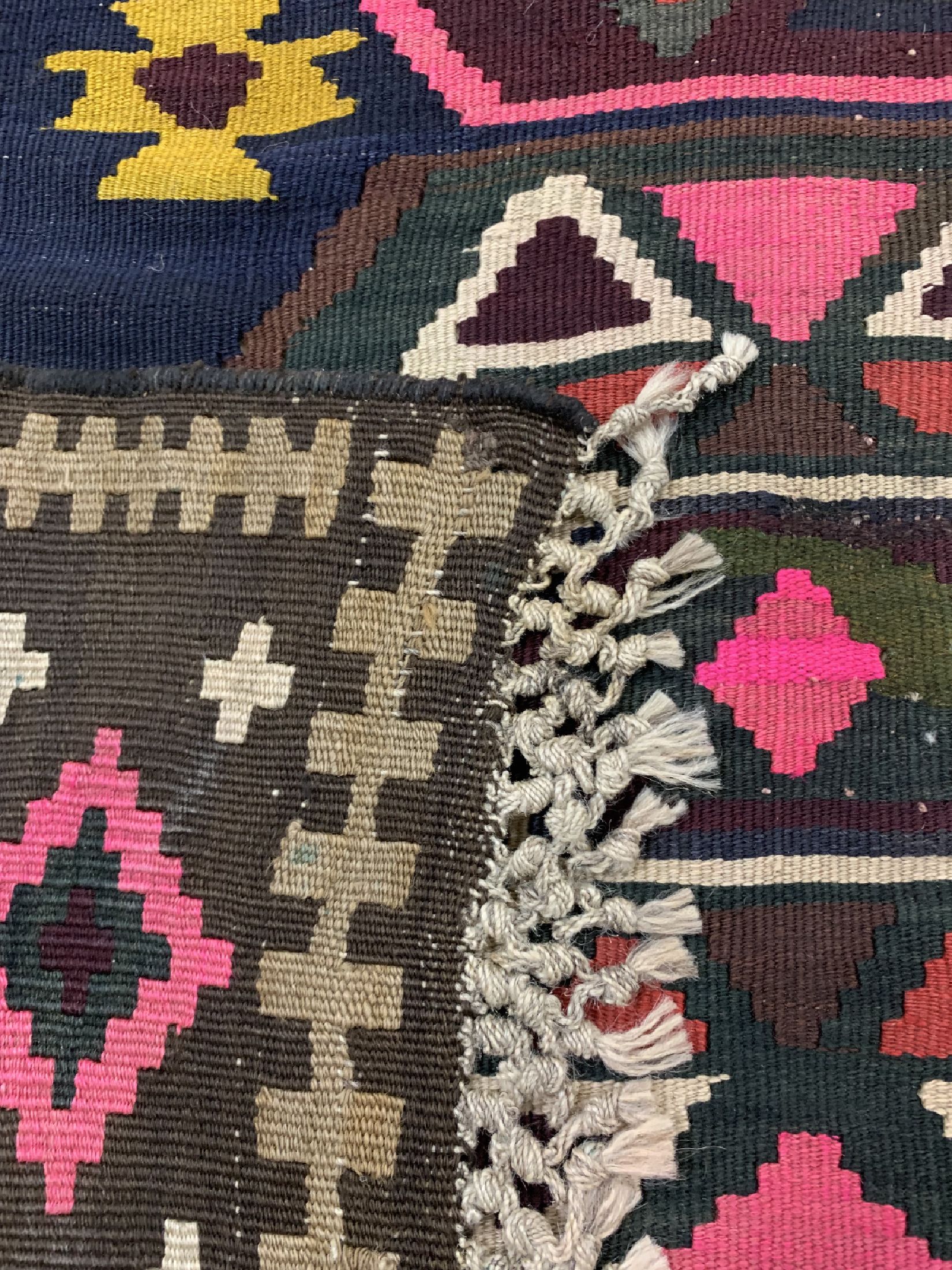 Detail f: Van Kelim alt, Türkei, datiert 1939 , Wolle auf Wolle, ca. 400 x 192 cm, EHZ: 2 (alte Restaurierungen).