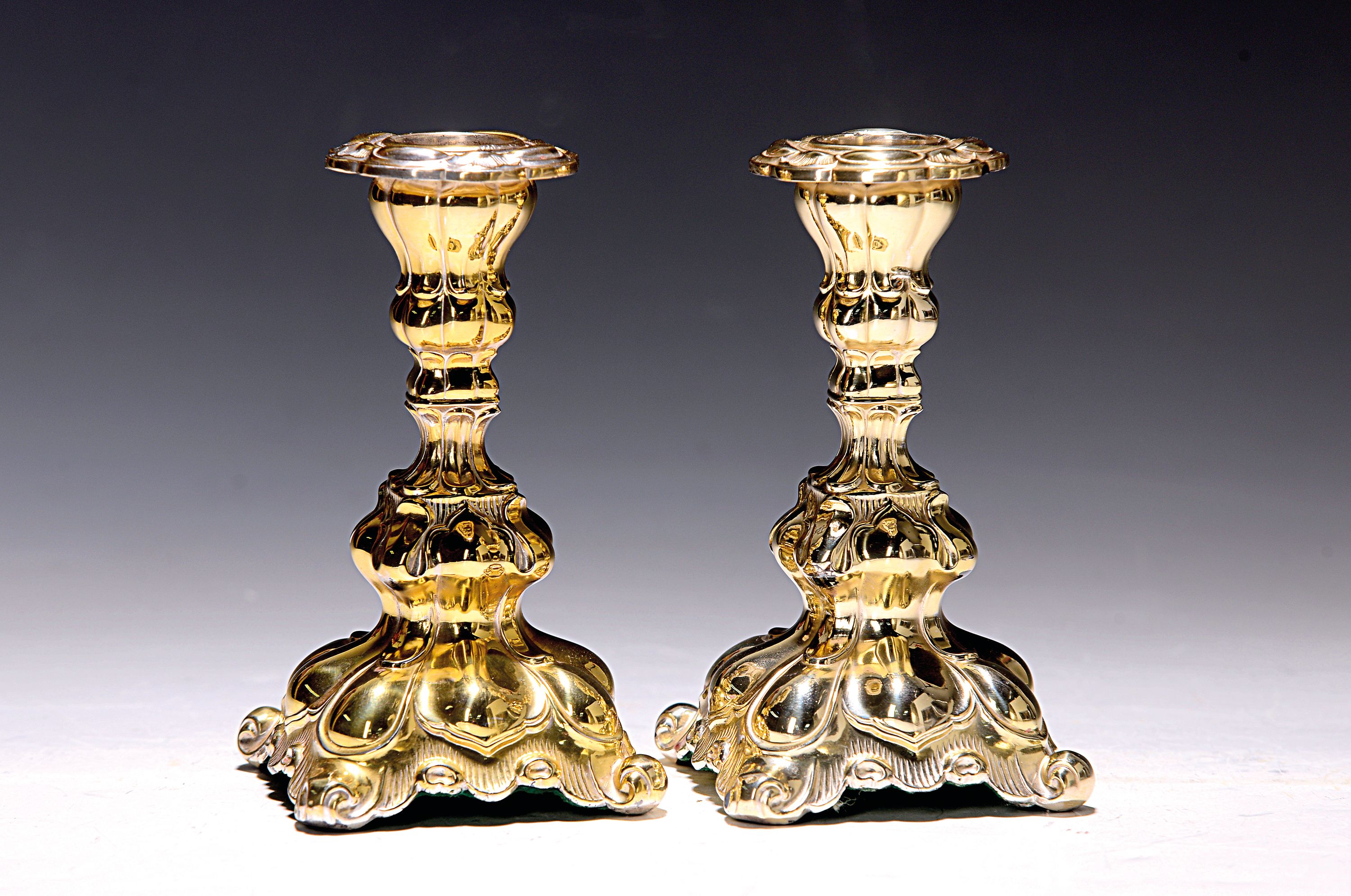 Paar Kerzenleuchter, deutsch, 2. Hälfte 20.Jh., 925er-Silber, vergoldet (berieben), je einflammig, gemarkt, Meistermarke HW, H. 12.5 cm, ca. 448g