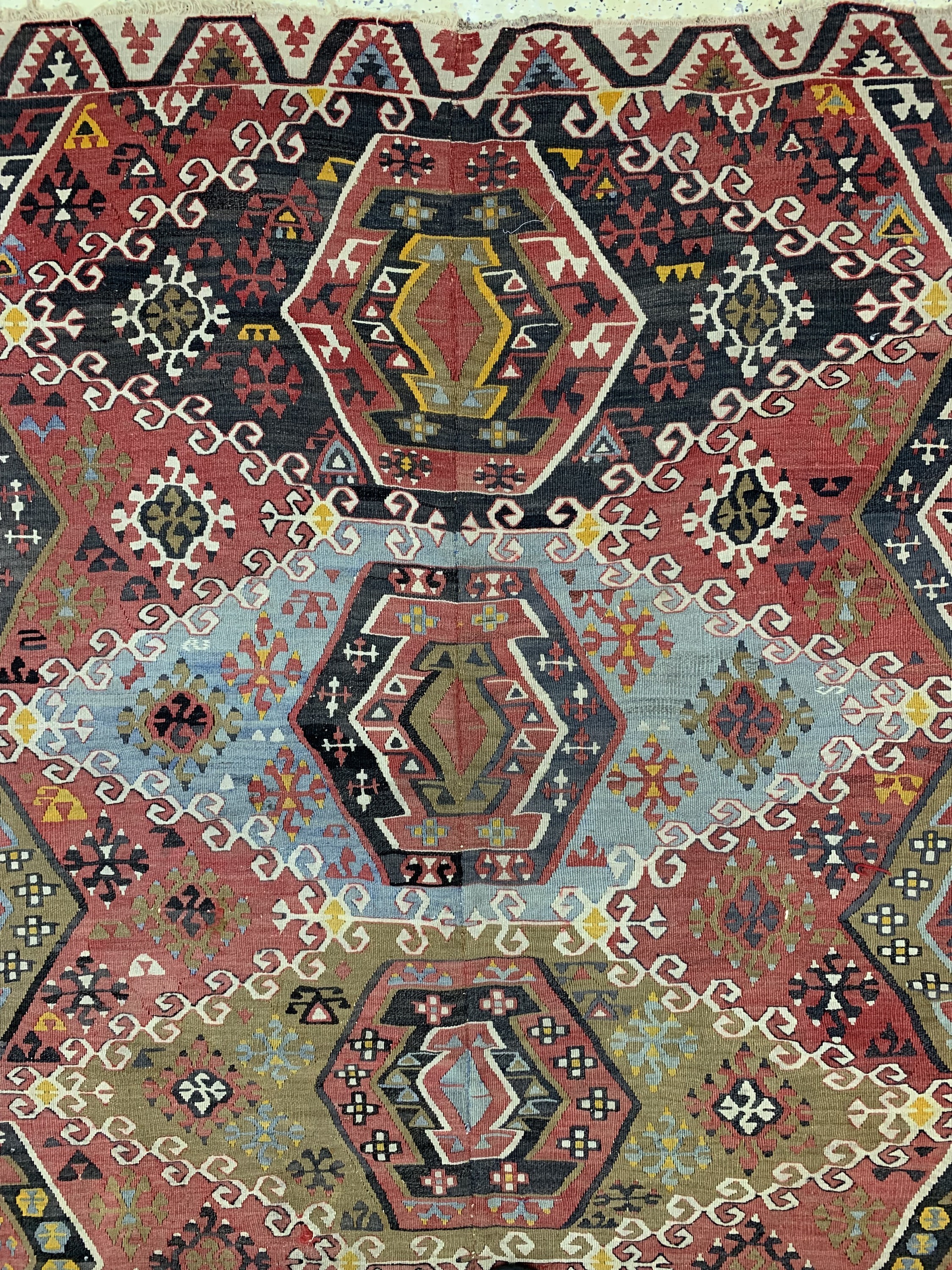 Detail c: Anatol Kelim antik(2 Bahnig), Türkei, um 1900, Wolle auf Wolle, ca. 363 x 176 cm, EHZ: 2(restauriert).