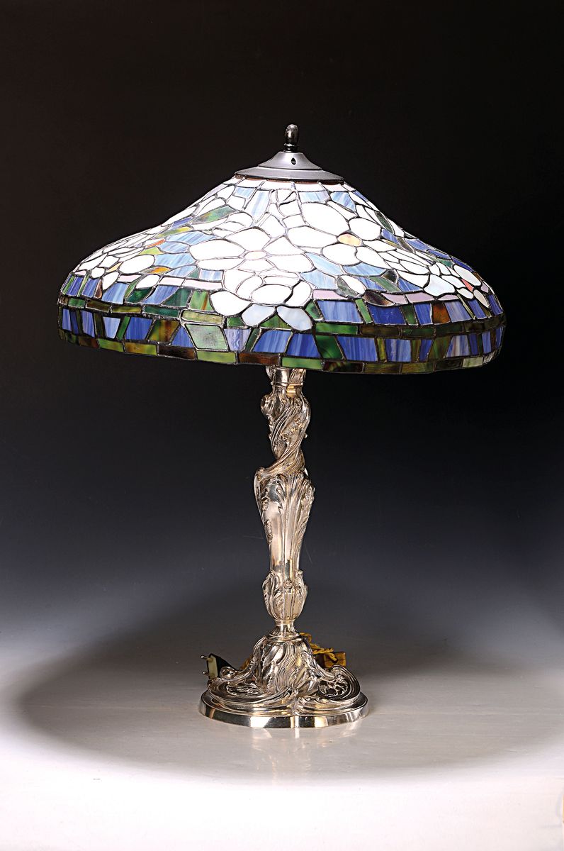 Großer Christofle Leuchter mit Glasschirm im Tiffanystil, 20.Jh., Leuchter versilbert, eine Brennstelle, elektrifiziert, Glasschirm mit Blumendekor ...