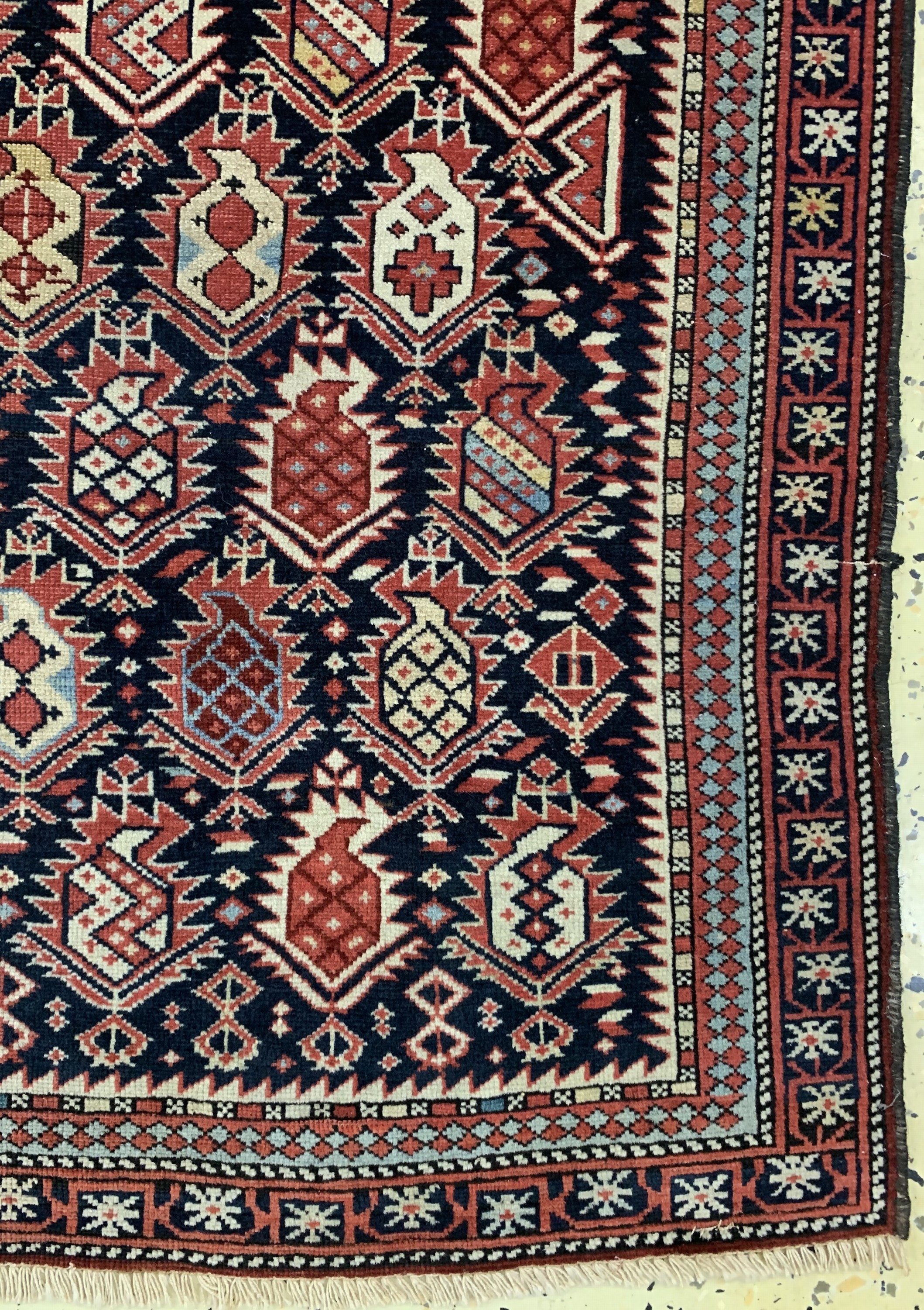 Detail a: Schirwan"Gebetsteppich" antik, Kaukasus, 19.Jhd, Wolle auf Wolle, ca. 133 x 100 cm, EHZ: 4(mehrere Risse).