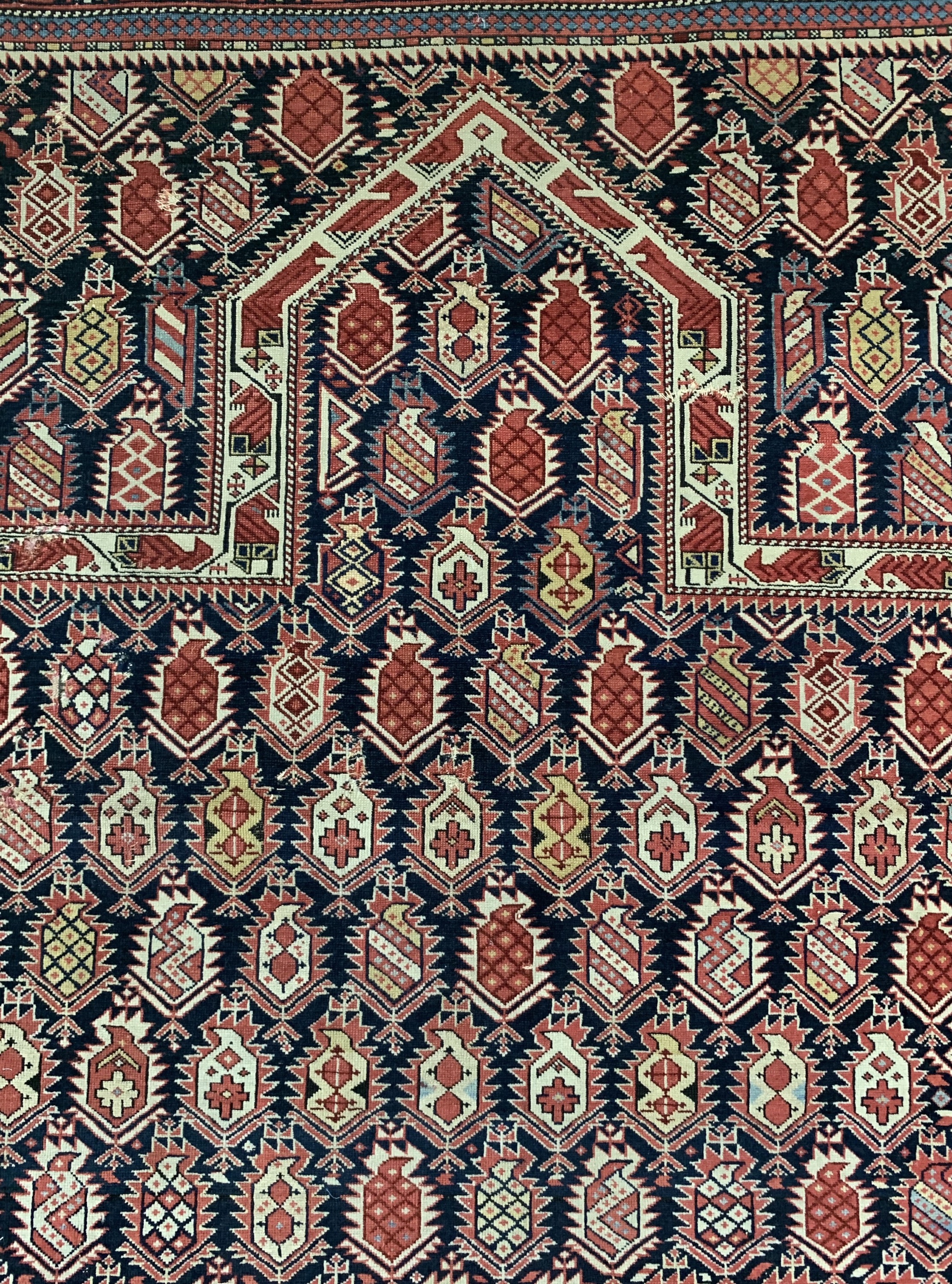 Detail b: Schirwan"Gebetsteppich" antik, Kaukasus, 19.Jhd, Wolle auf Wolle, ca. 133 x 100 cm, EHZ: 4(mehrere Risse).