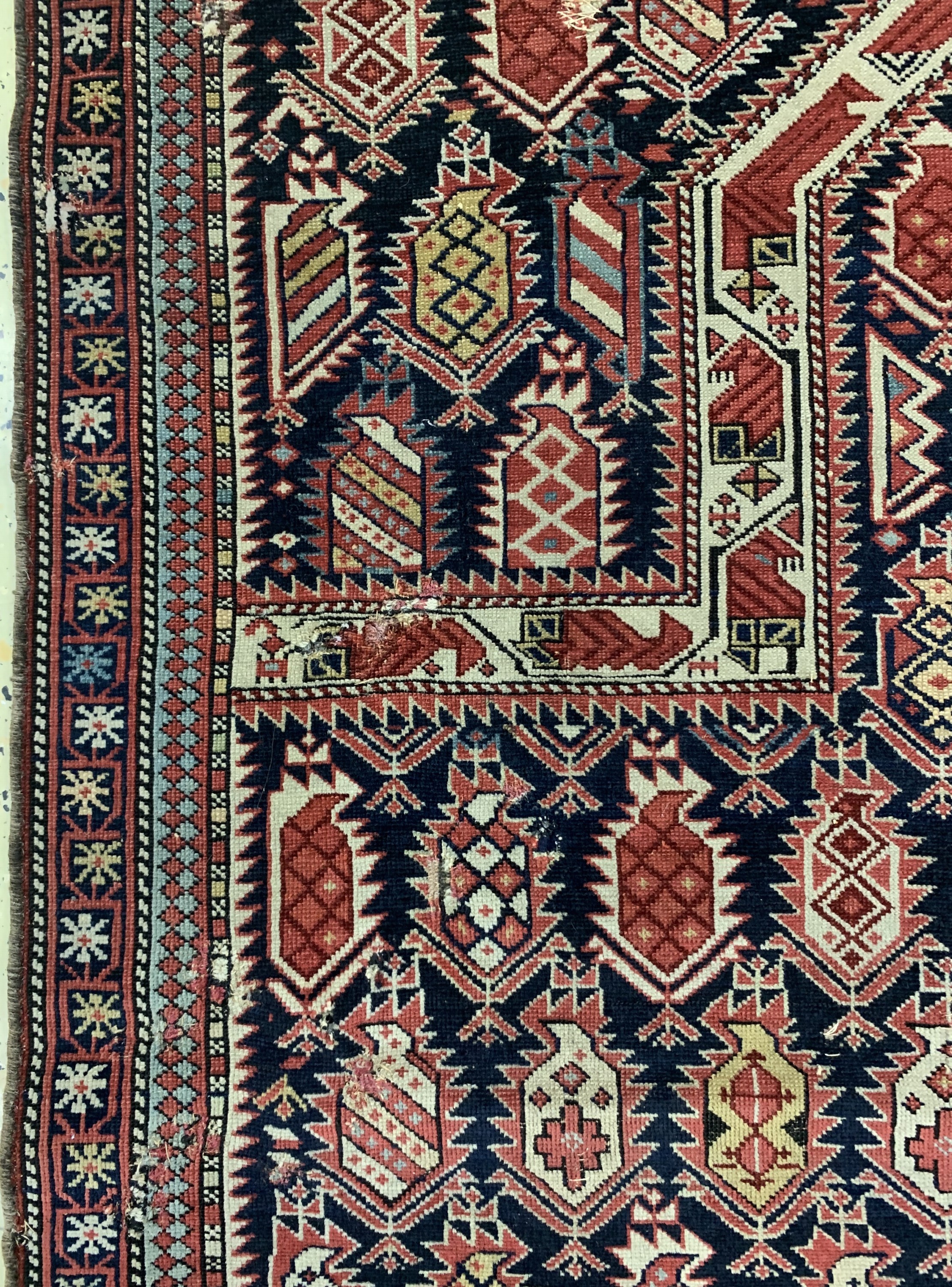 Detail c: Schirwan"Gebetsteppich" antik, Kaukasus, 19.Jhd, Wolle auf Wolle, ca. 133 x 100 cm, EHZ: 4(mehrere Risse).