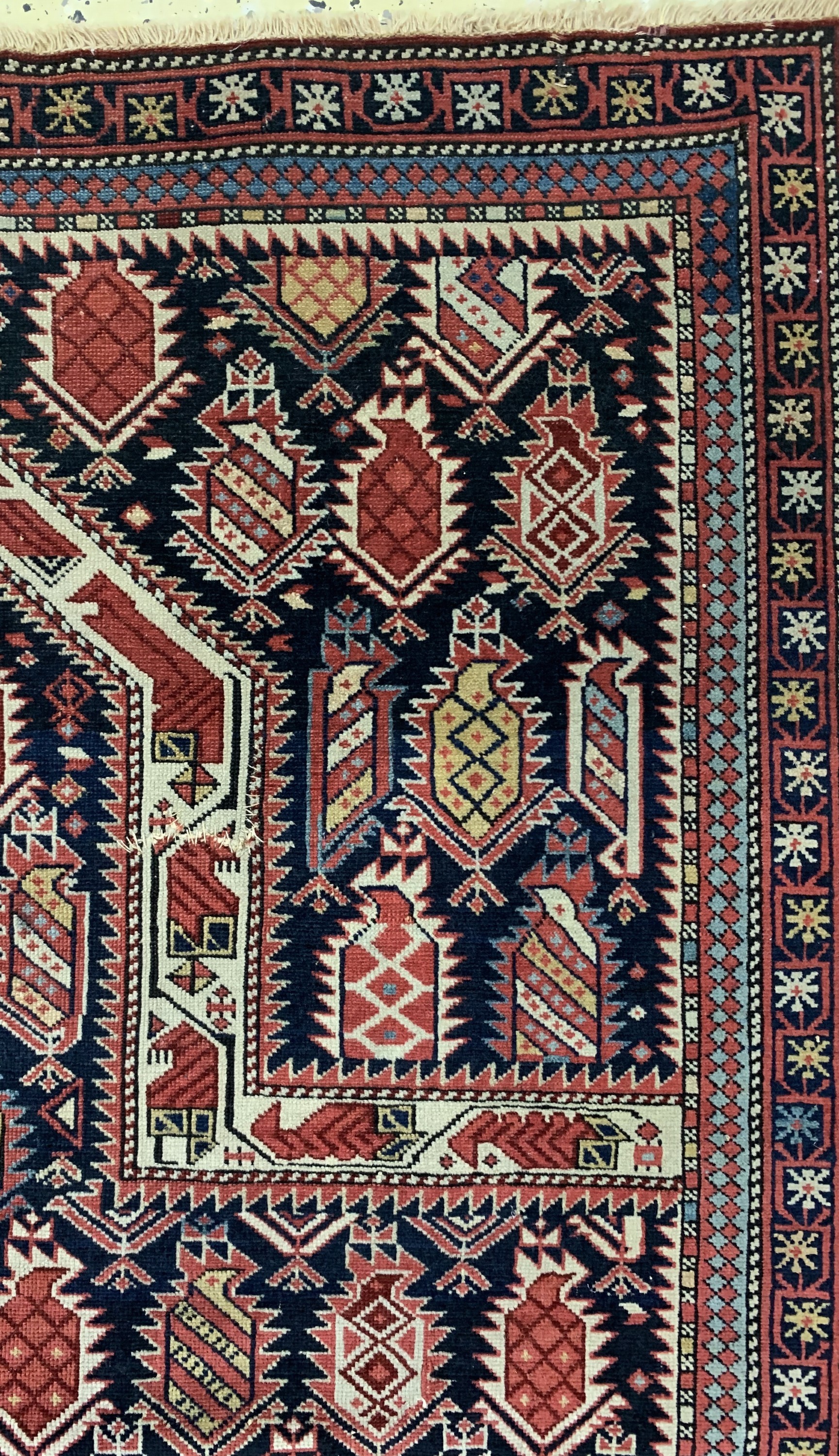 Detail d: Schirwan"Gebetsteppich" antik, Kaukasus, 19.Jhd, Wolle auf Wolle, ca. 133 x 100 cm, EHZ: 4(mehrere Risse).