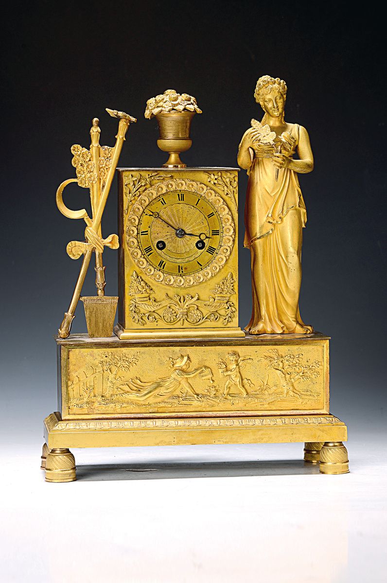 Pendule, Frankreich um 1820/30, verziertes Bronzegehäuse, teilweise mit alter Feuervergoldung (ber./nachgedunkelt/best.), Sockel mit Bildnisfries ...
