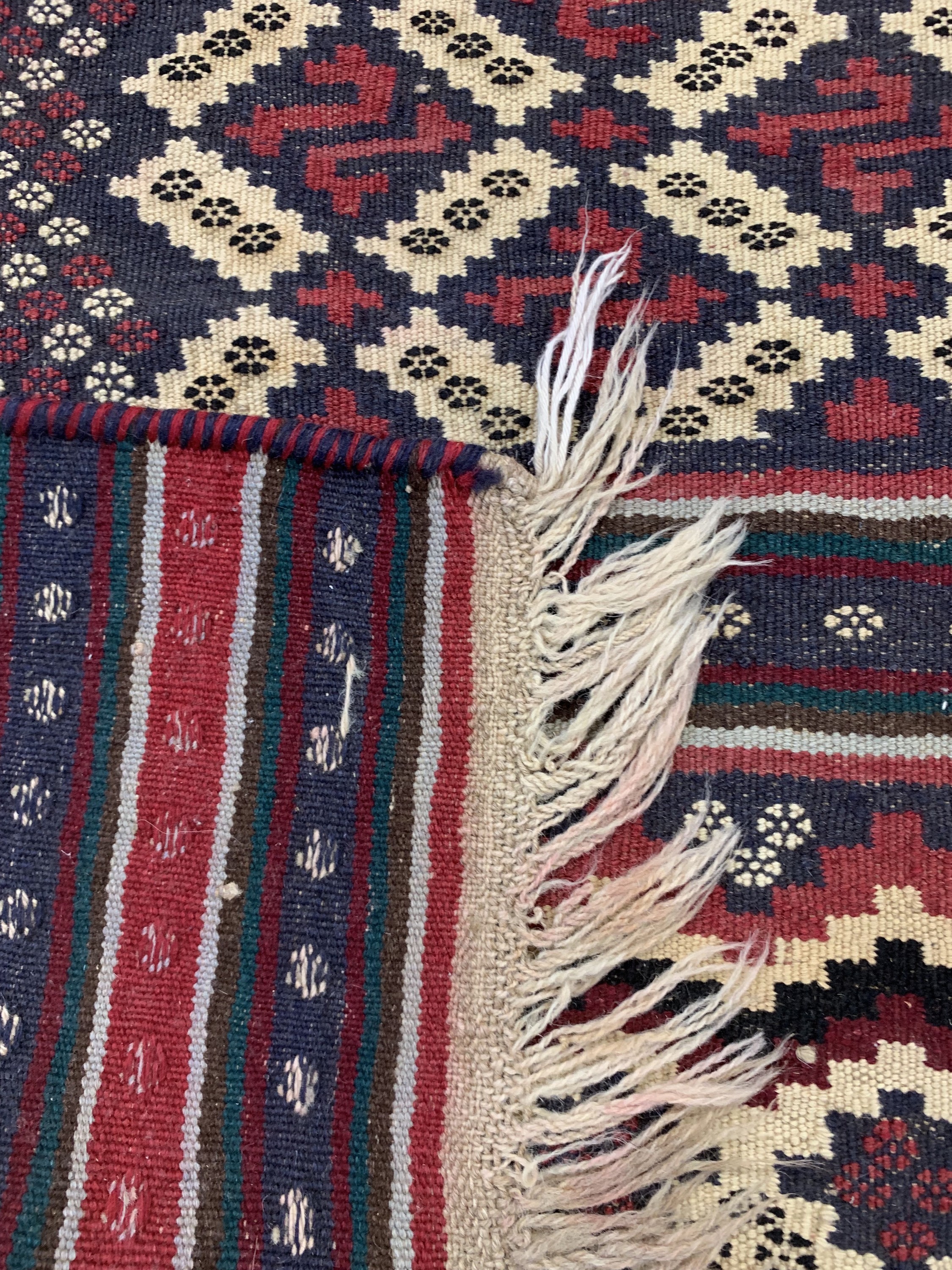 Detail d: Sirdjan Kelim, Persien, um 1960, Wolle auf Wolle, ca. 242 x 148 cm, EHZ: 2