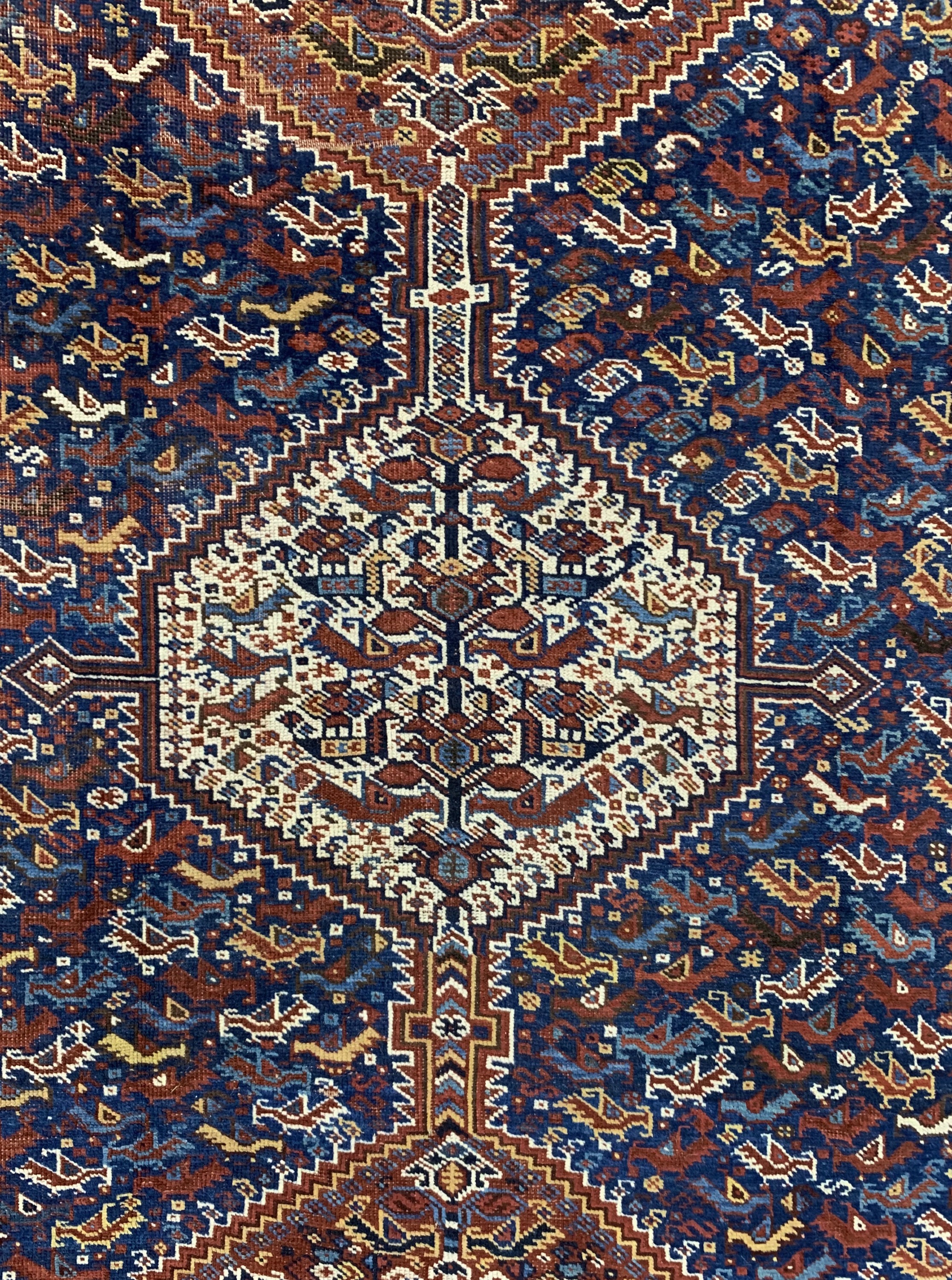 Detail b: Antiker Khamseh, Persien, um 1900, Wolle auf Wolle, ca. 280 x 190 cm, EHZ: 3(restaurierte Trittfalten).