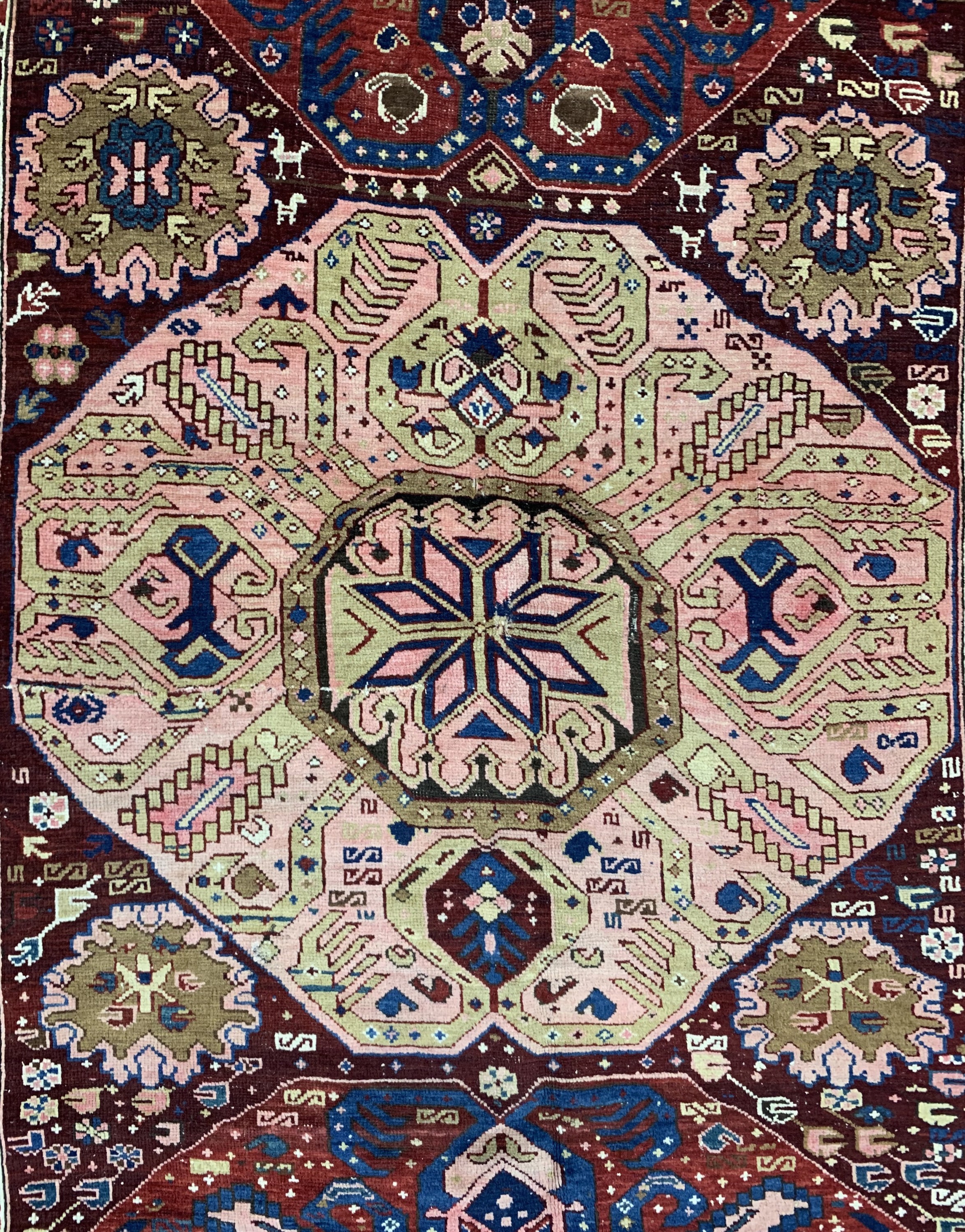 Detail b: Antiker Kazak, Kaukasus, um 1900, Wolle aufWolle, ca. 306 x 138 cm, EHZ: 3(restaurierter Riss).