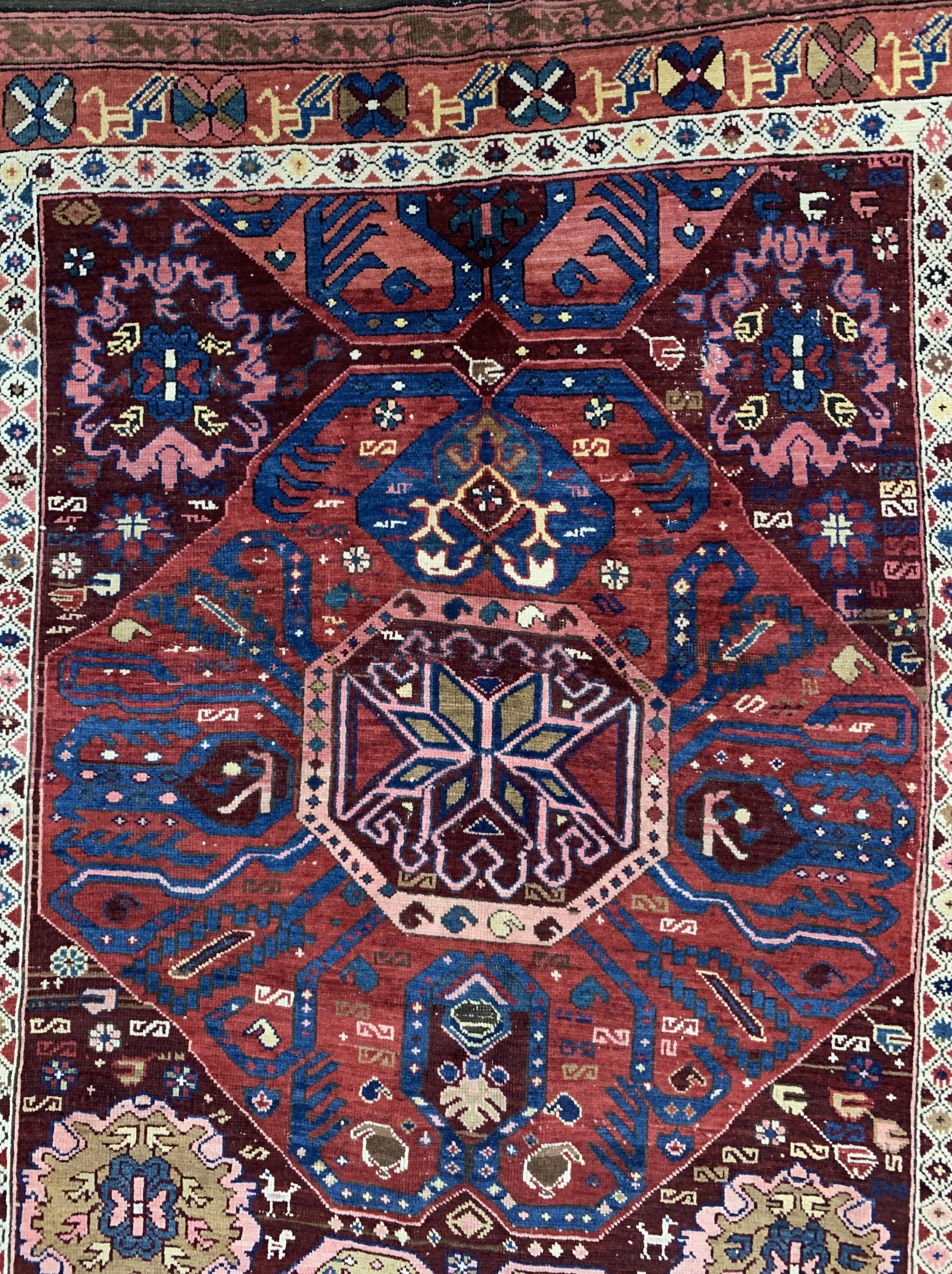 Detail c: Antiker Kazak, Kaukasus, um 1900, Wolle aufWolle, ca. 306 x 138 cm, EHZ: 3(restaurierter Riss).