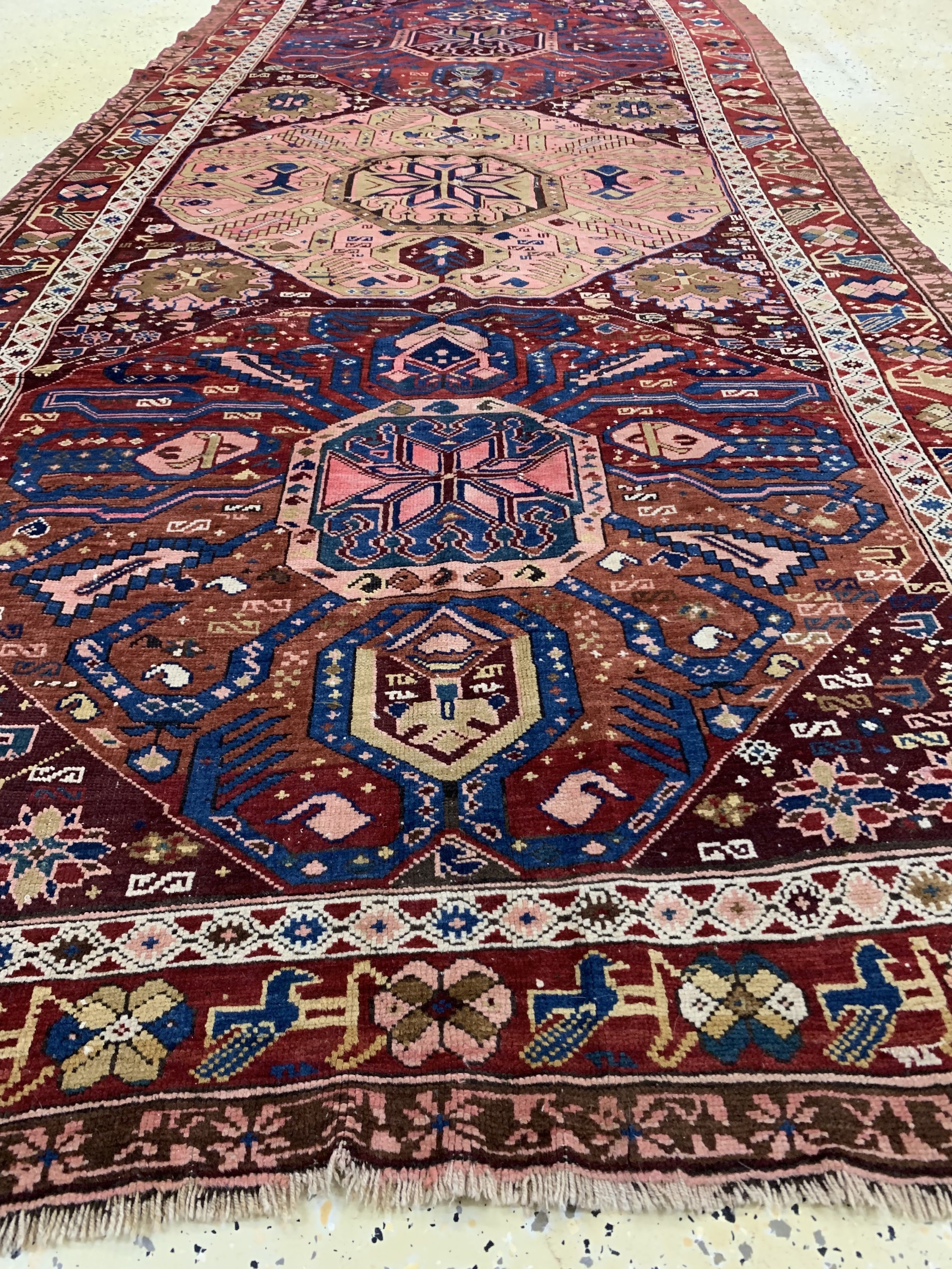 Detail d: Antiker Kazak, Kaukasus, um 1900, Wolle aufWolle, ca. 306 x 138 cm, EHZ: 3(restaurierter Riss).