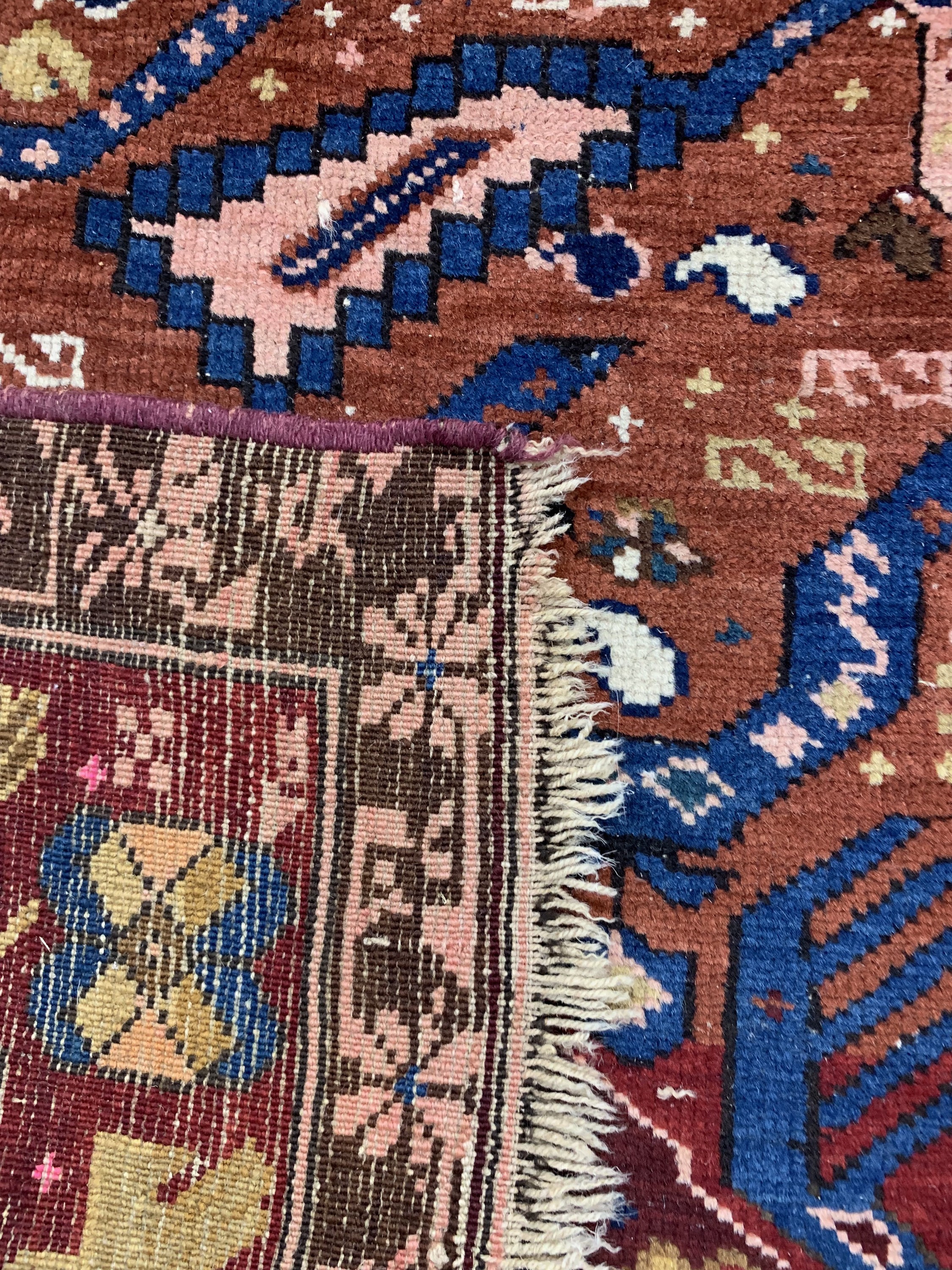 Detail e: Antiker Kazak, Kaukasus, um 1900, Wolle aufWolle, ca. 306 x 138 cm, EHZ: 3(restaurierter Riss).