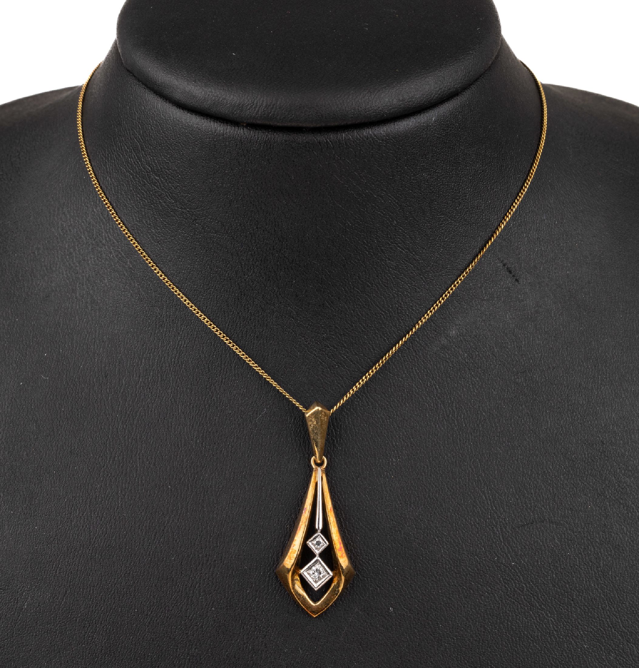 14 kt Gold Anhänger, GG/WG 585/000, mittig 2 kl. Diamanten, L. ca. 4 cm, an GG Kette, L. ca. 44.5 cm, Federringschließe, ca. 4.6 g