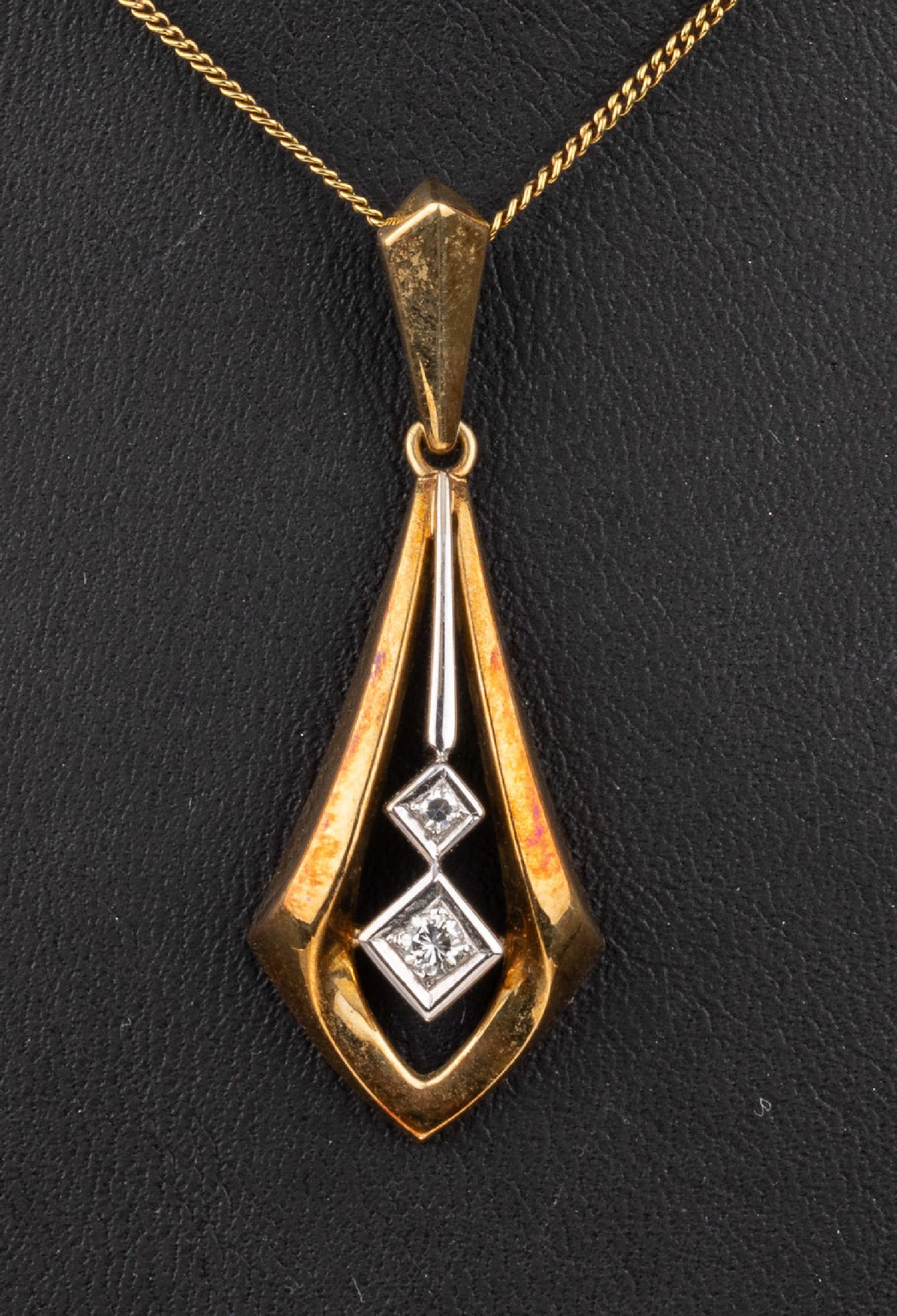 Detail a: 14 kt Gold Anhänger, GG/WG 585/000, mittig 2 kl. Diamanten, L. ca. 4 cm, an GG Kette, L. ca. 44.5 cm, Federringschließe, ca. 4.6 g